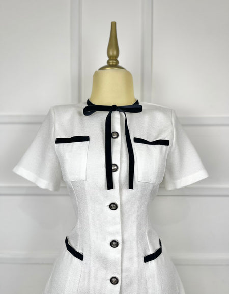 Vestido blanco corto con botones