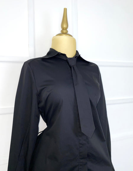 Camisa negra con corbata