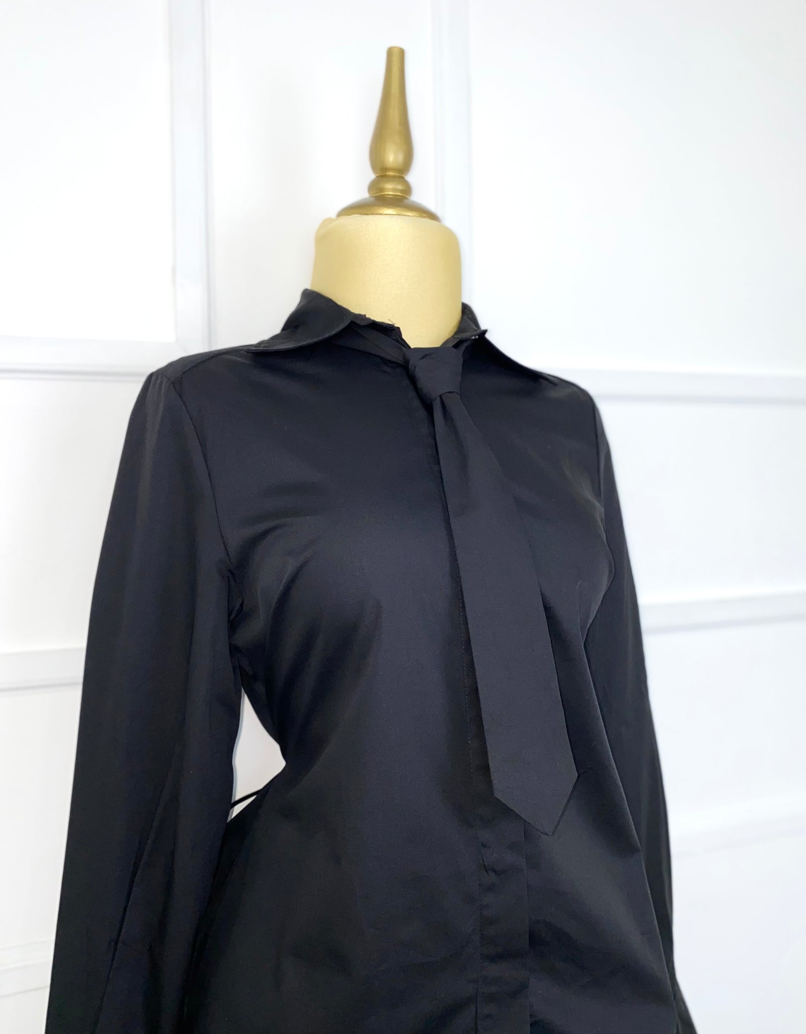 Camisa negra con corbata