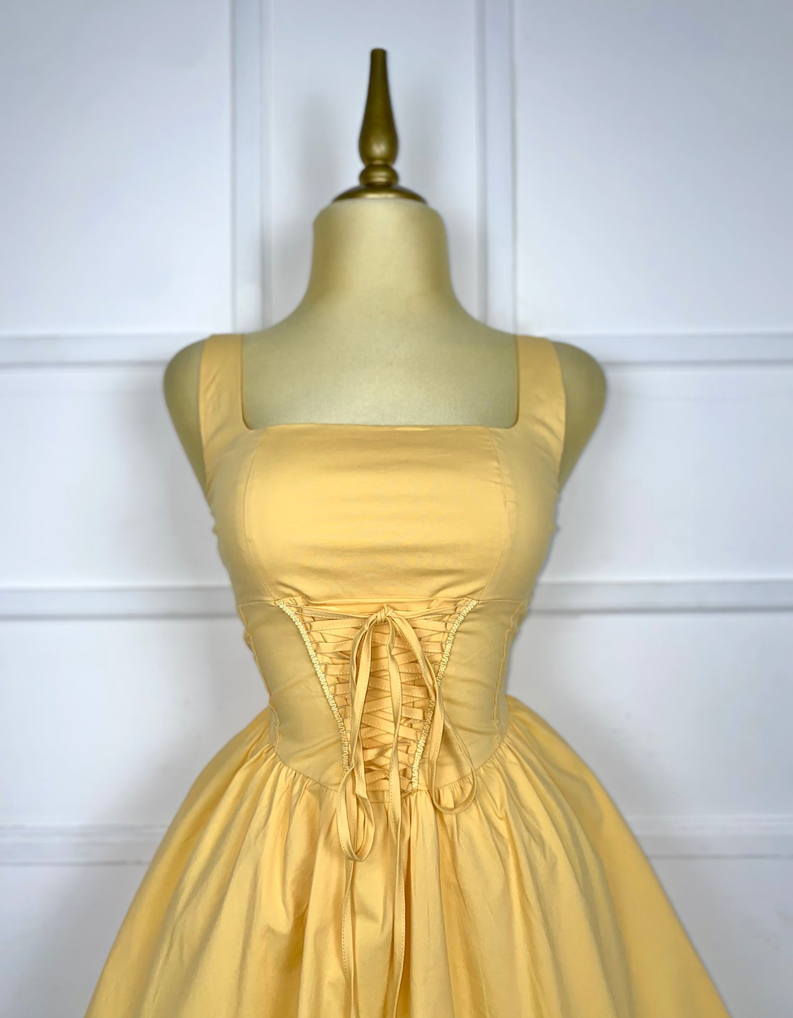 Vestido mostaza con cordones