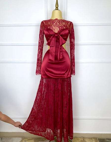 Vestido tinto satín con encaje