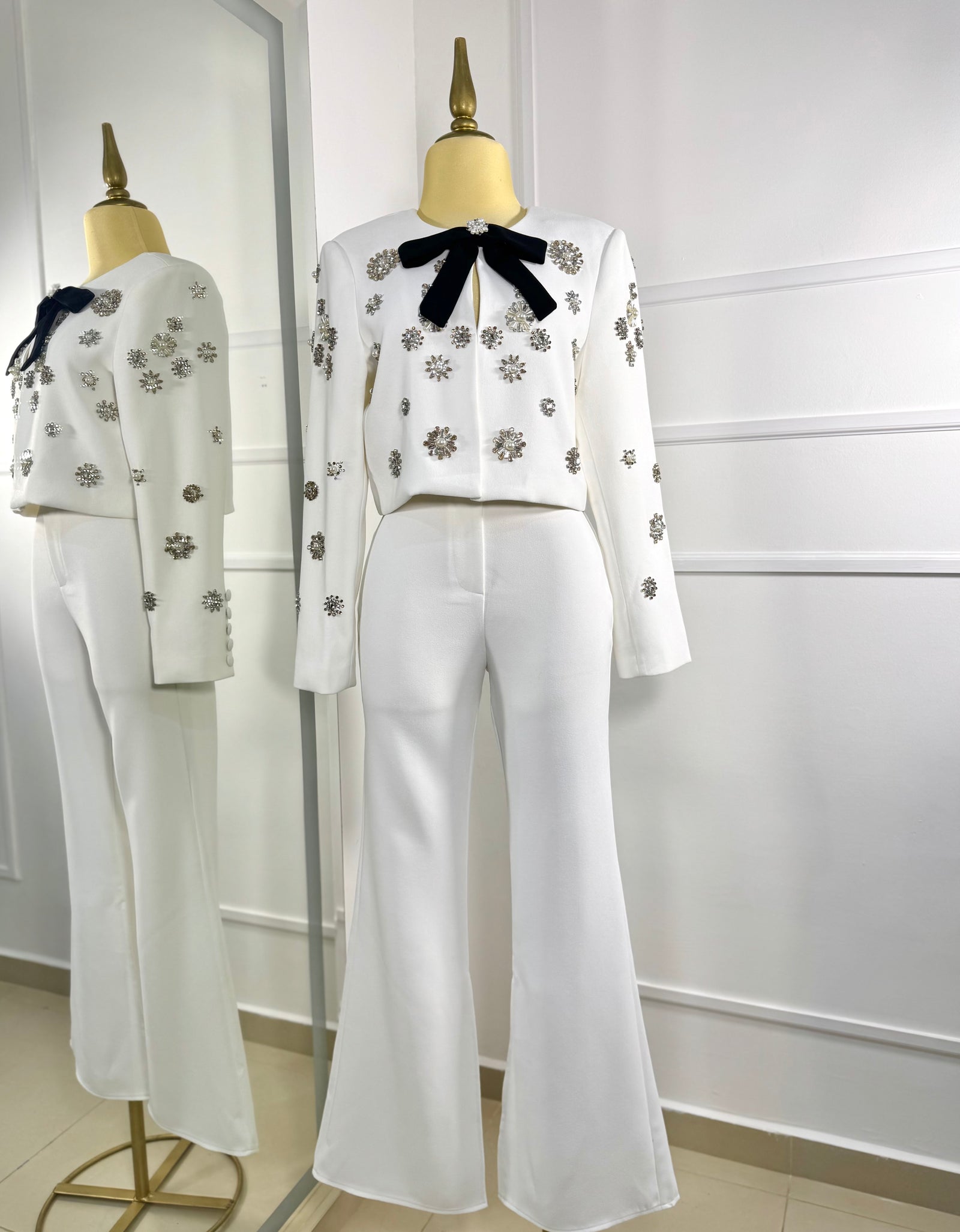 Traje blanco con aplicaciones