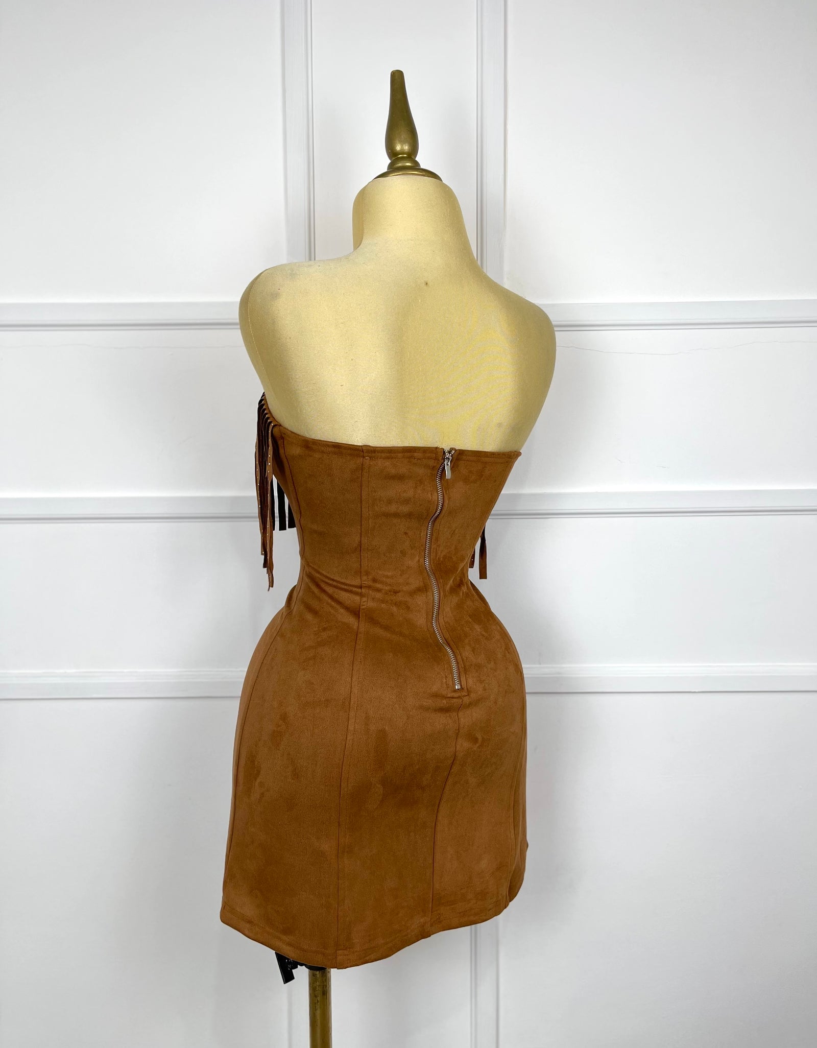 Vestido café strapless con flecos