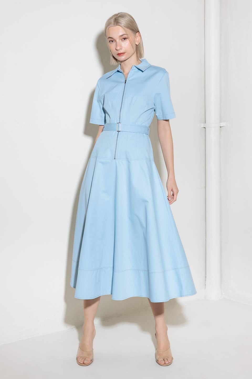 Vestido midi azul con cinto