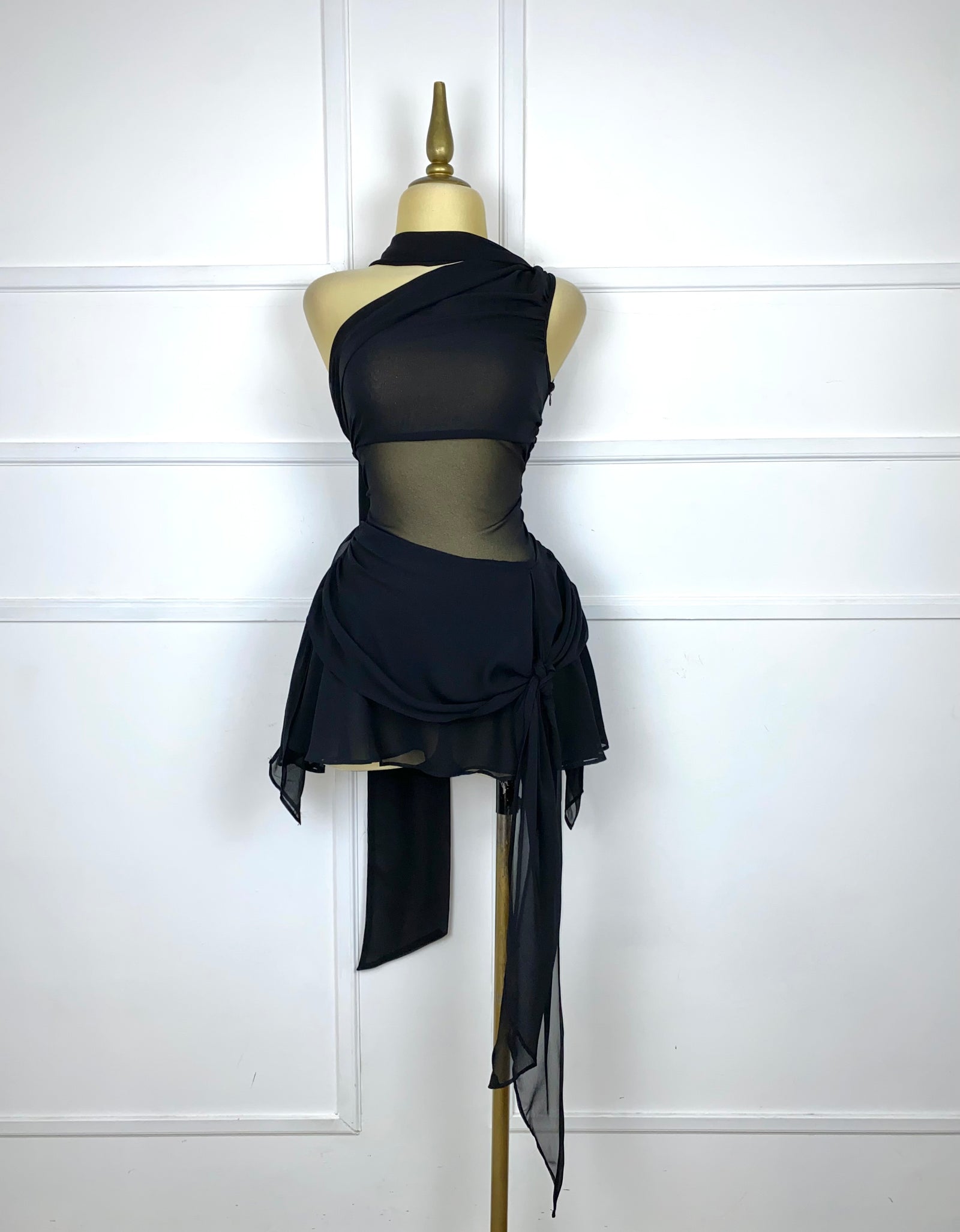 Vestido negro transparencia asimétrico