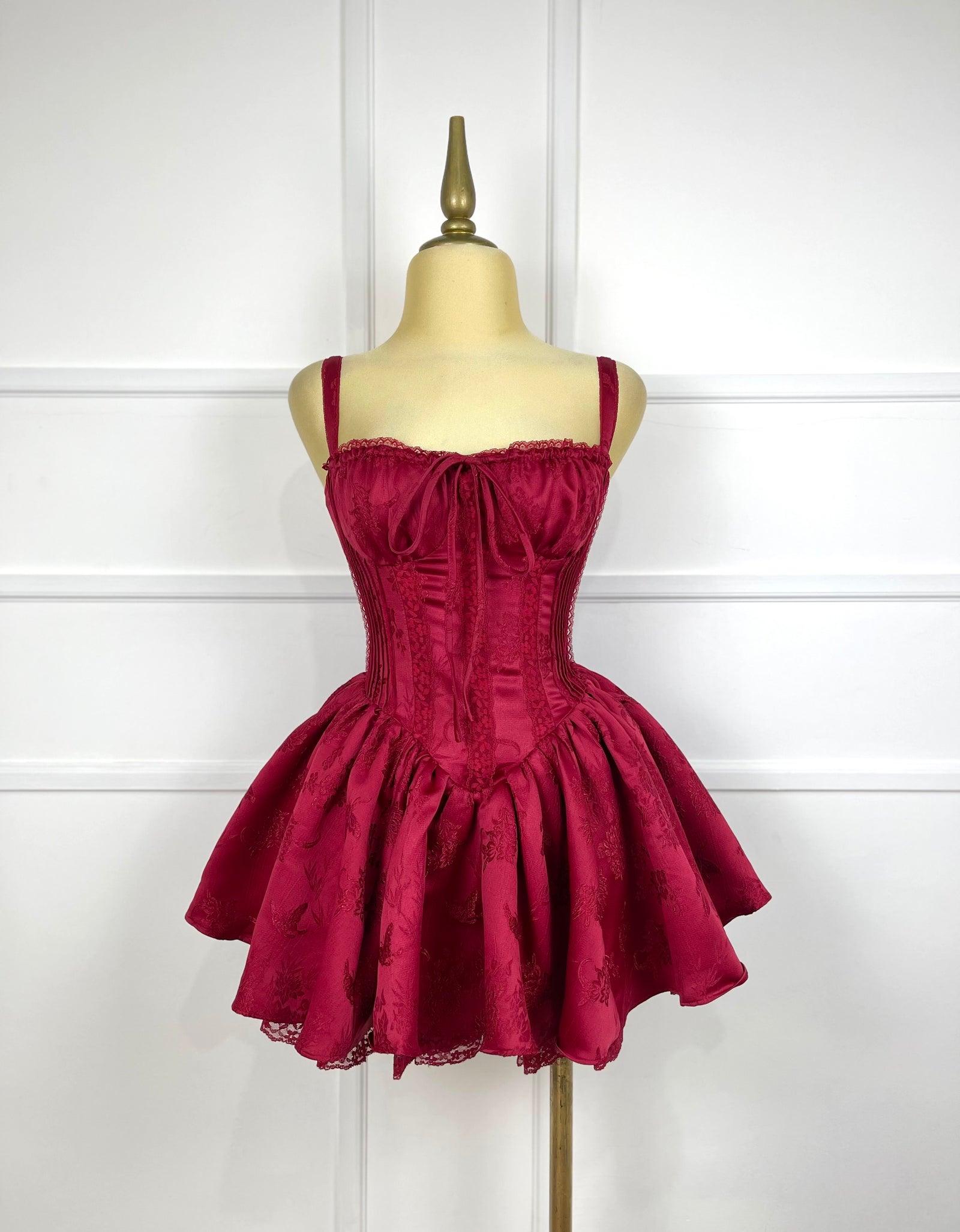 Vestido tinto tipo corset con cordones