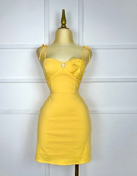 Vestido liso mostaza con flor