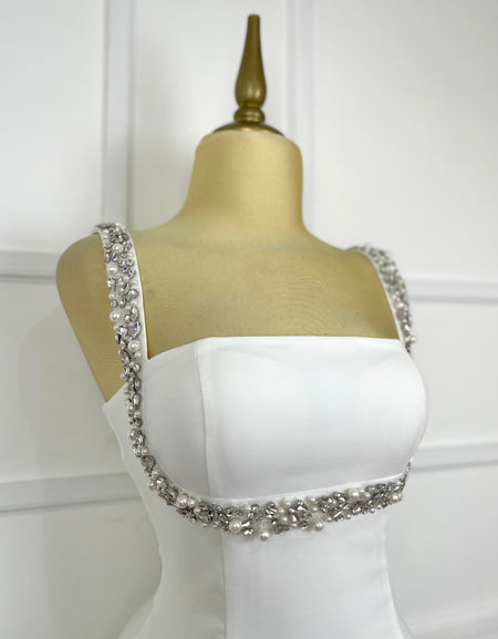 Vestido corto blanco con pedrería