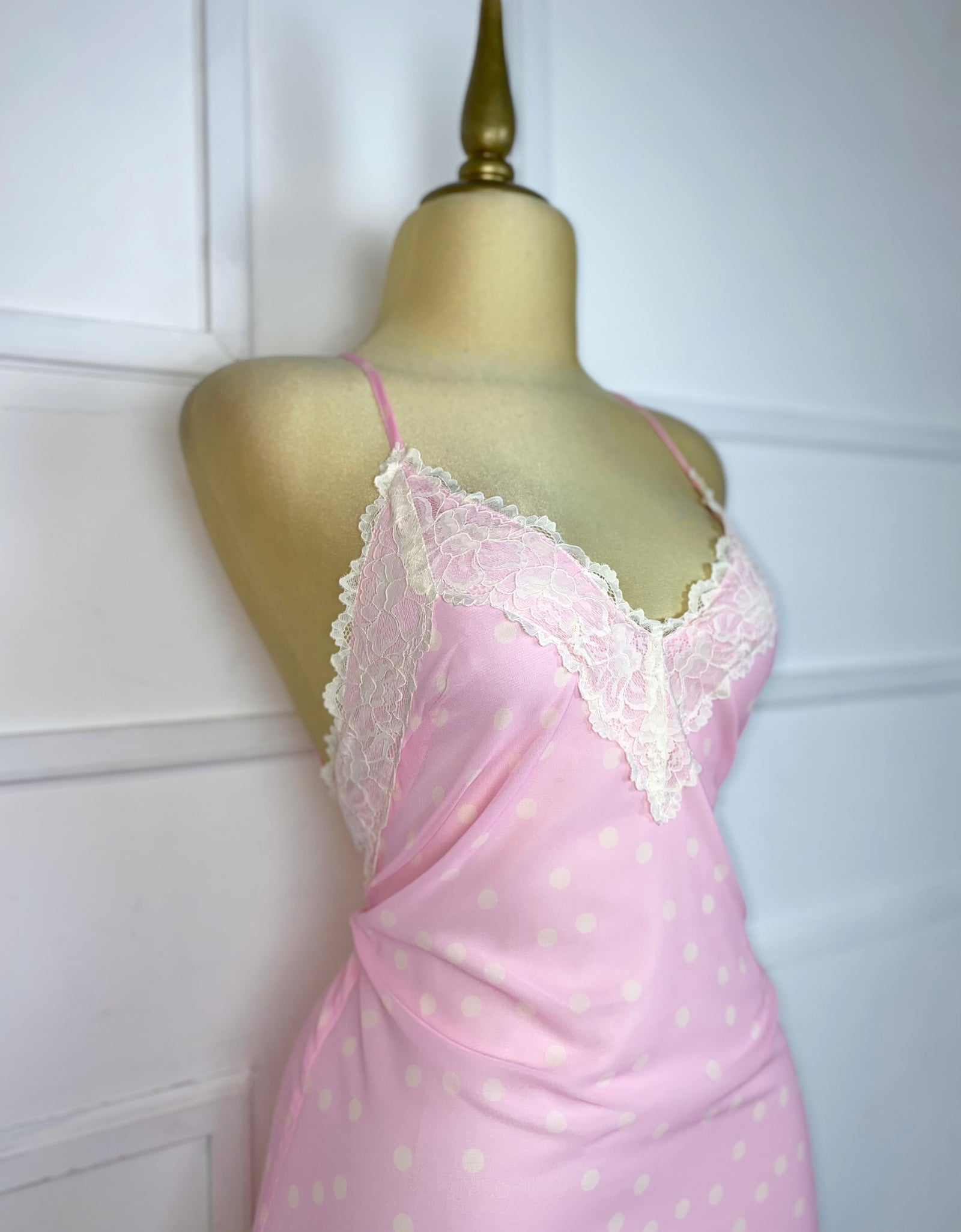 Vestido rosa con encaje y lunares