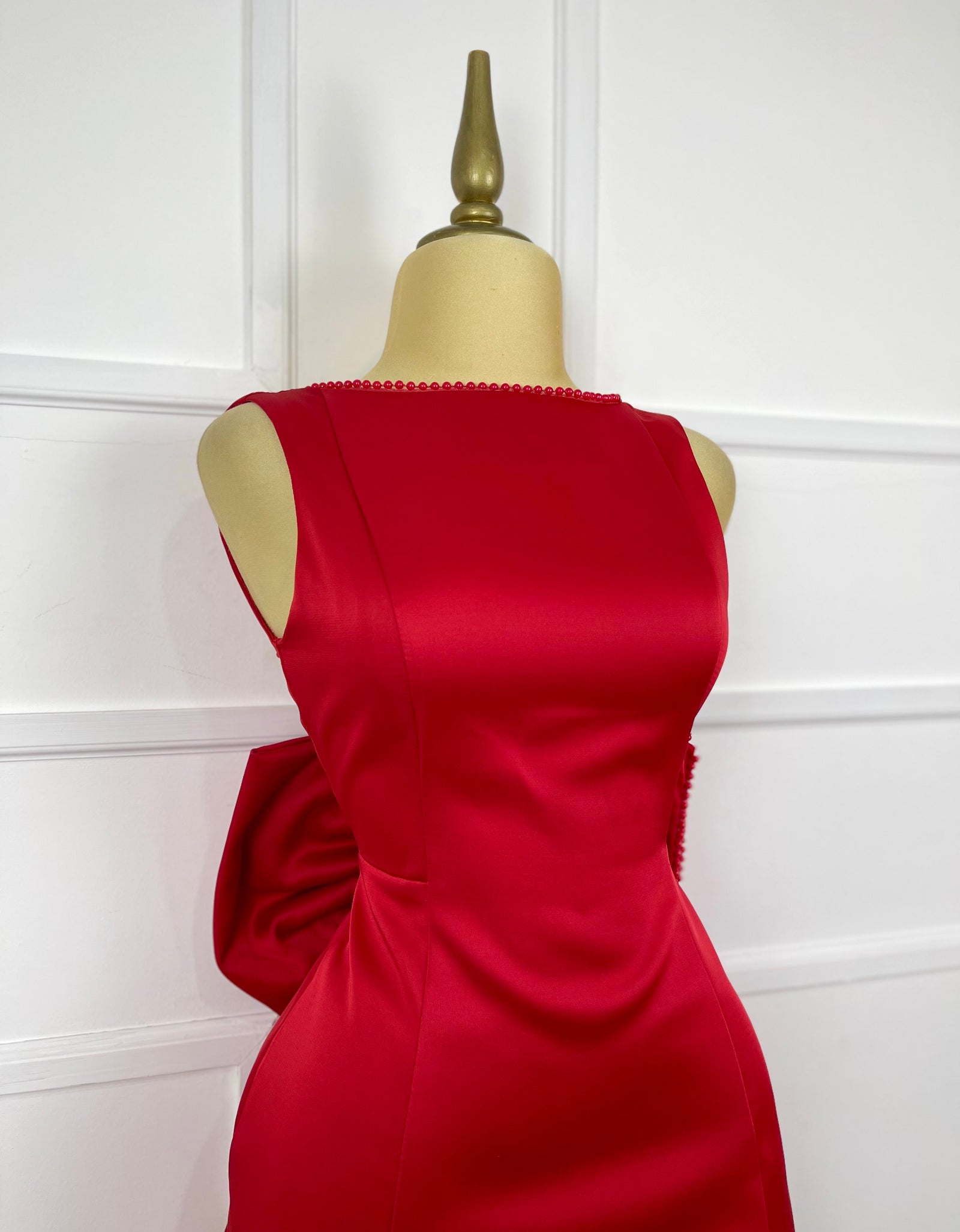 Vestido rojo con moño y perlas