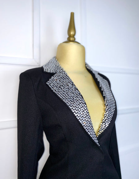 Vestido tipo blazer negro con pedrería plata