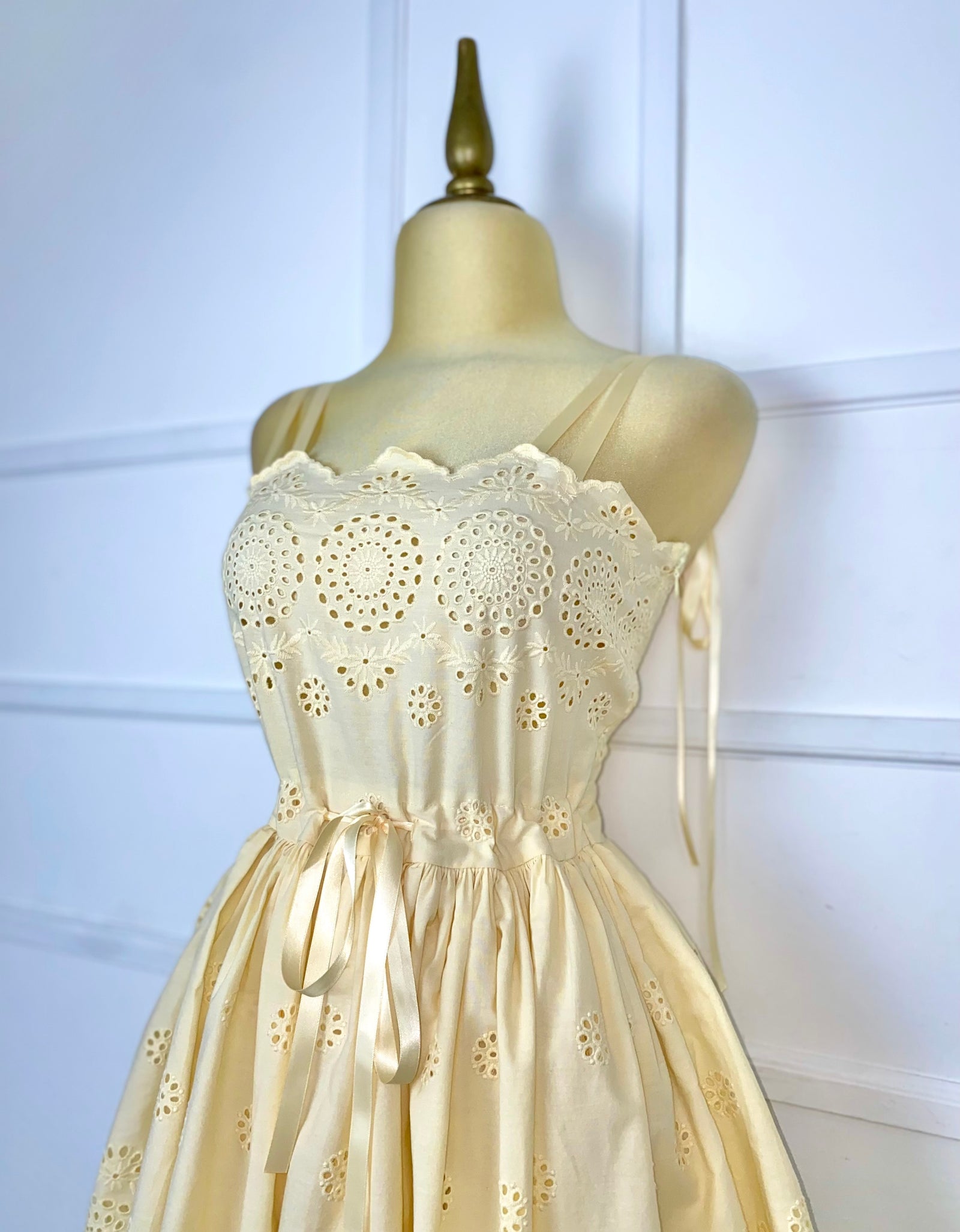 Vestido amarillo guipur con listones