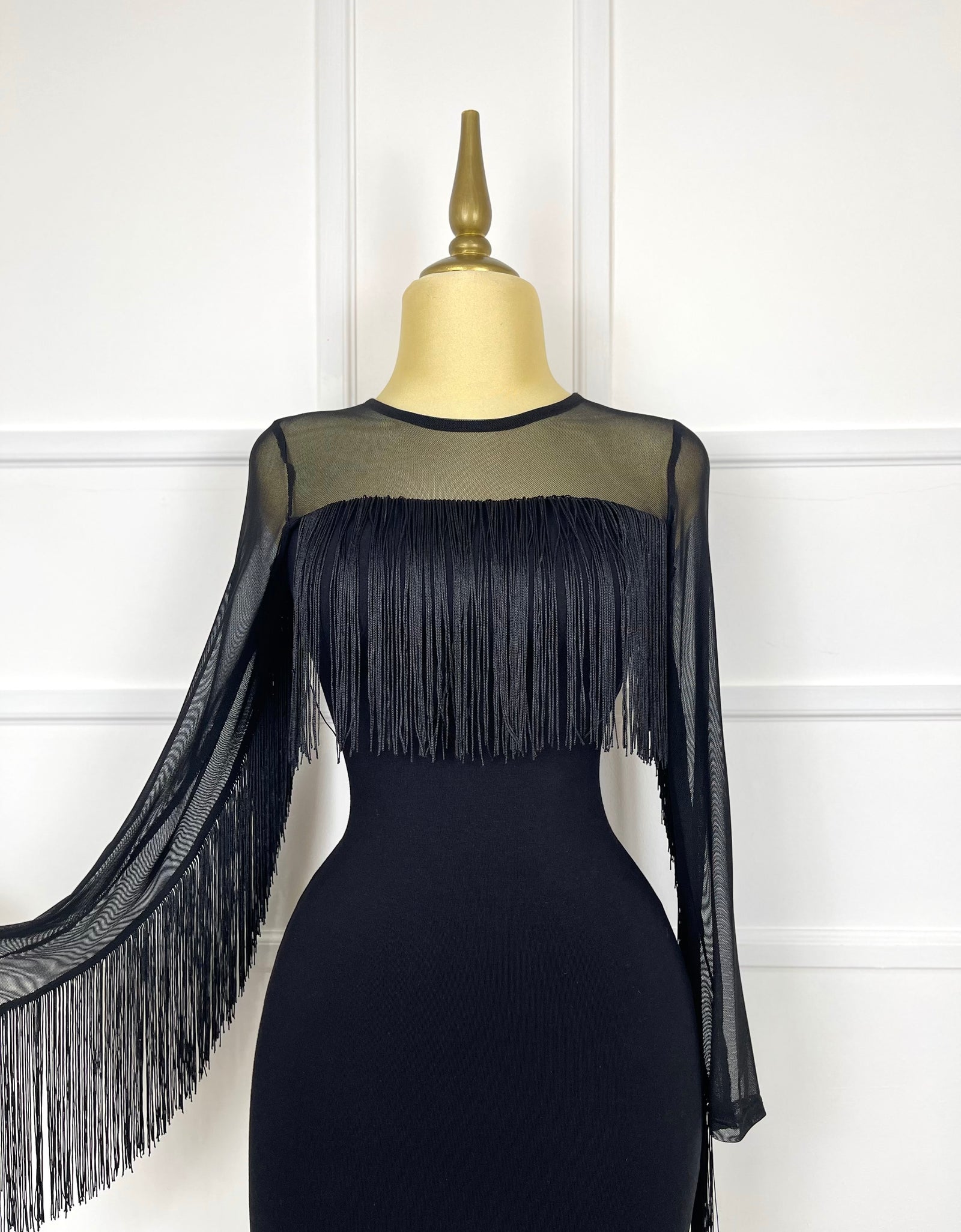 Vestido negro corto con flecos