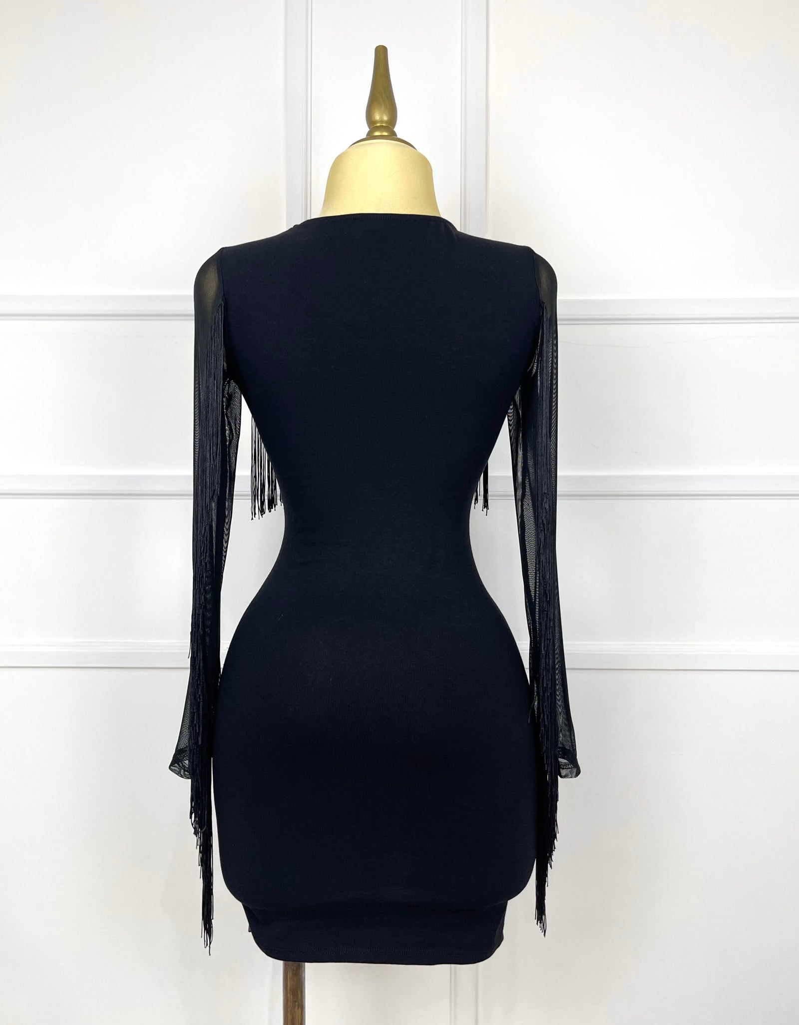 Vestido negro corto con flecos