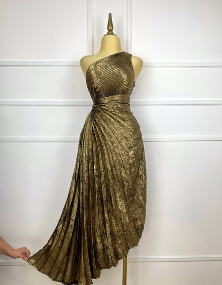 Vestido dorado asimétrico plisado
