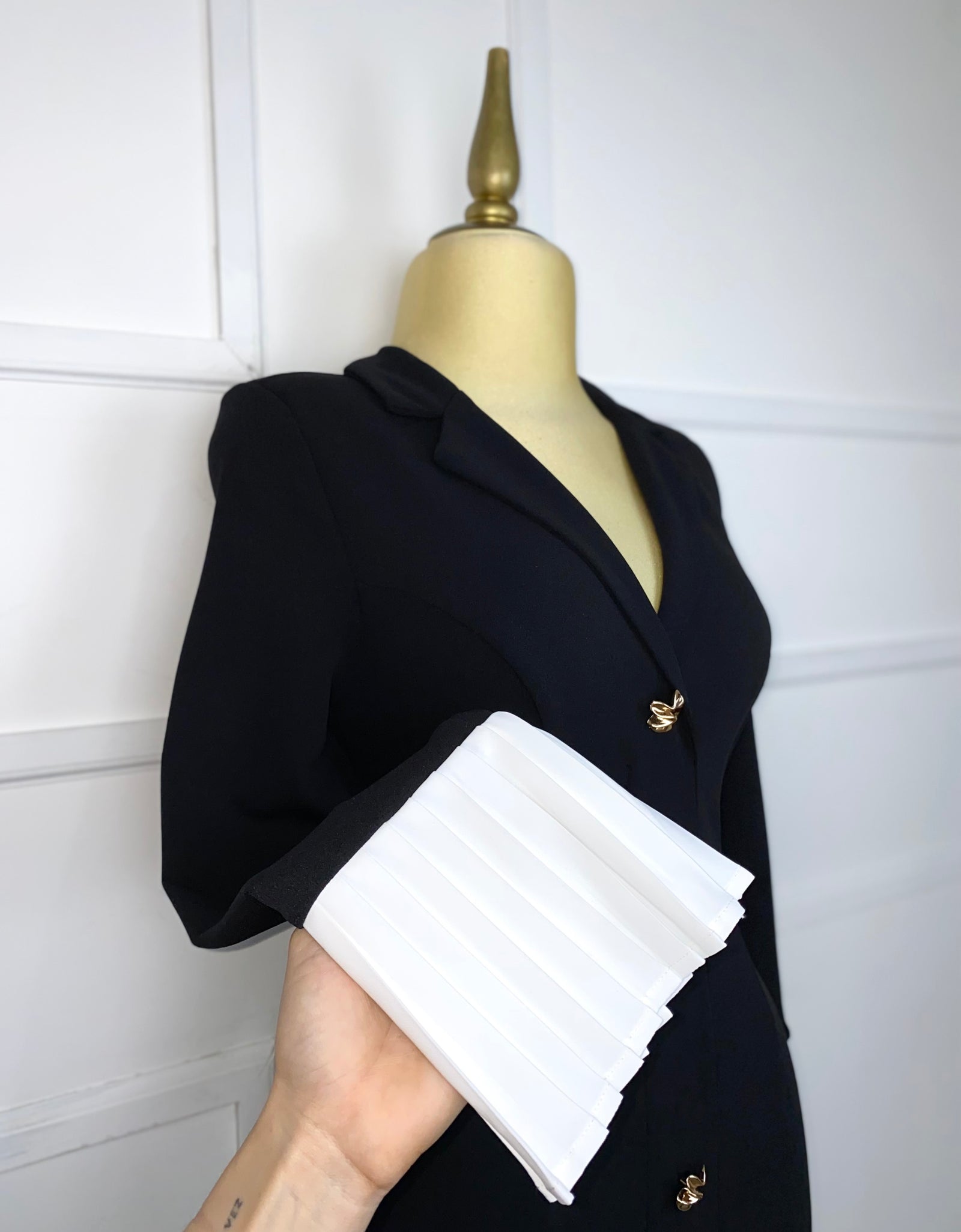 Vestido negro corto con mangas plisadas