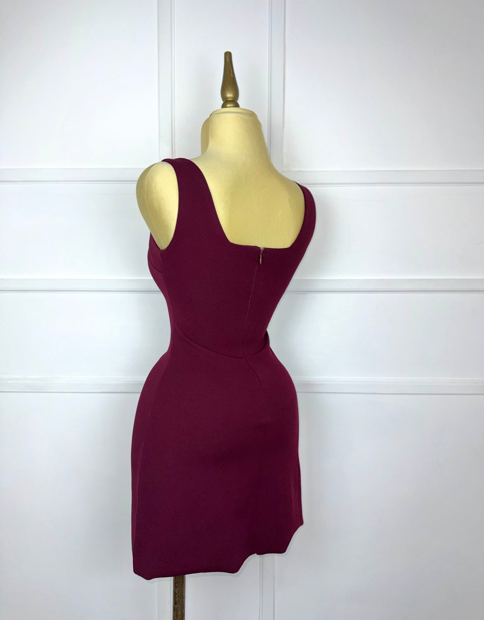 Vestido corto tinto con abertura