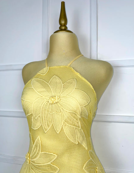 Vestido amarillo tejido con flores