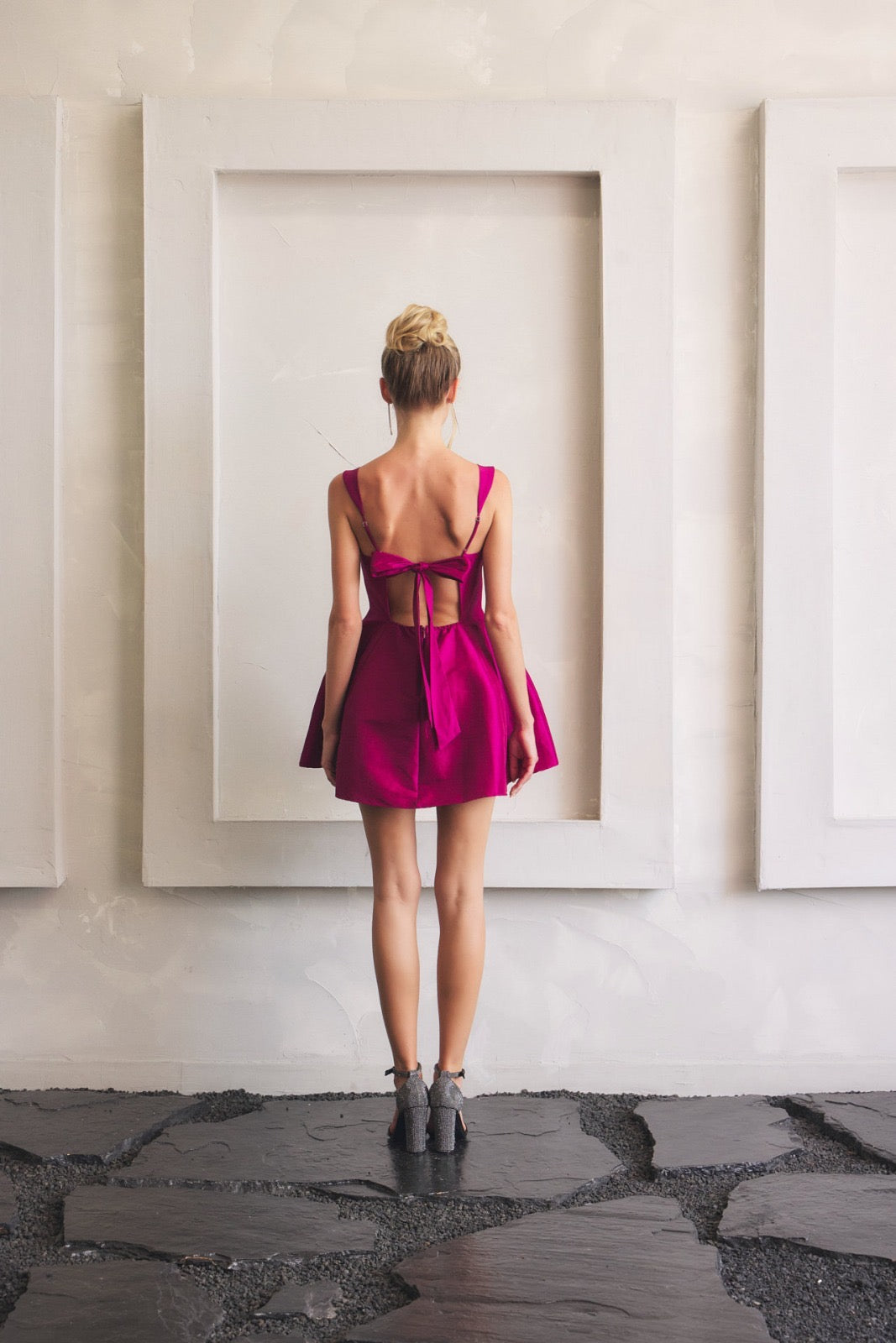 Vestido corto magenta con listones