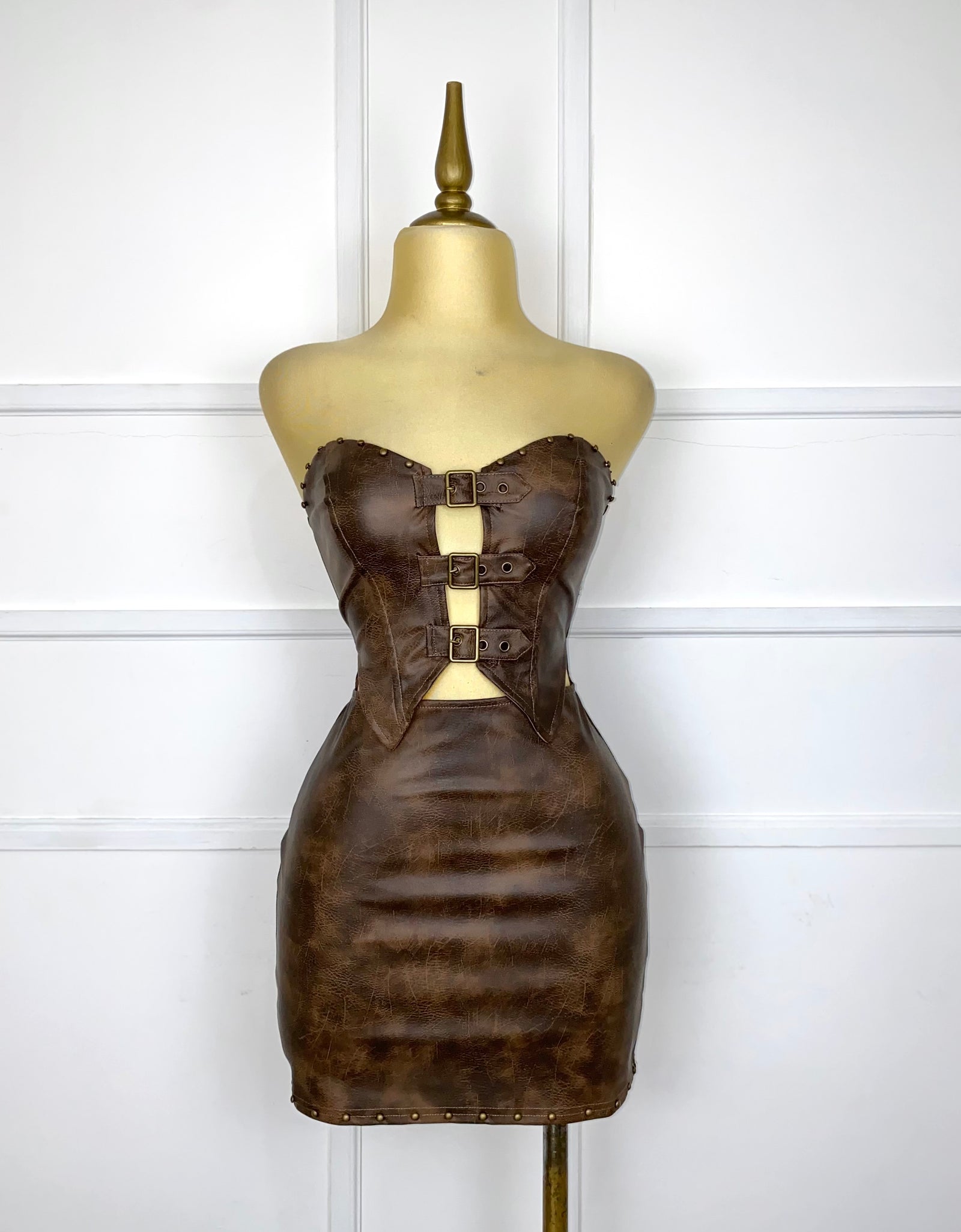 Vestido café multi strapless con estoperoles