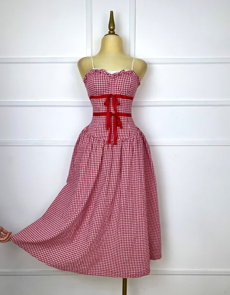 Vestido midi rojo cuadrado con copas