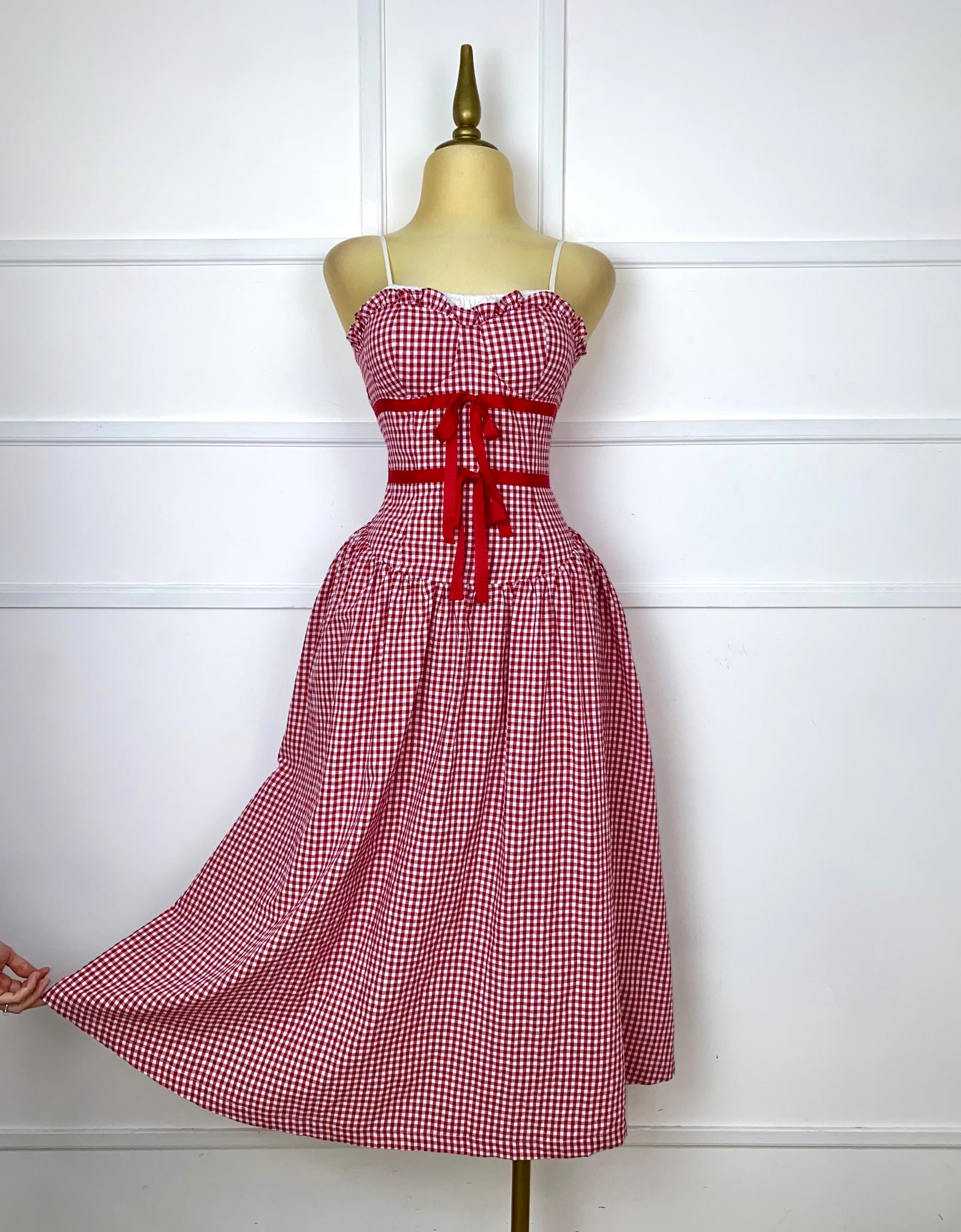 Vestido midi rojo cuadrado con copas