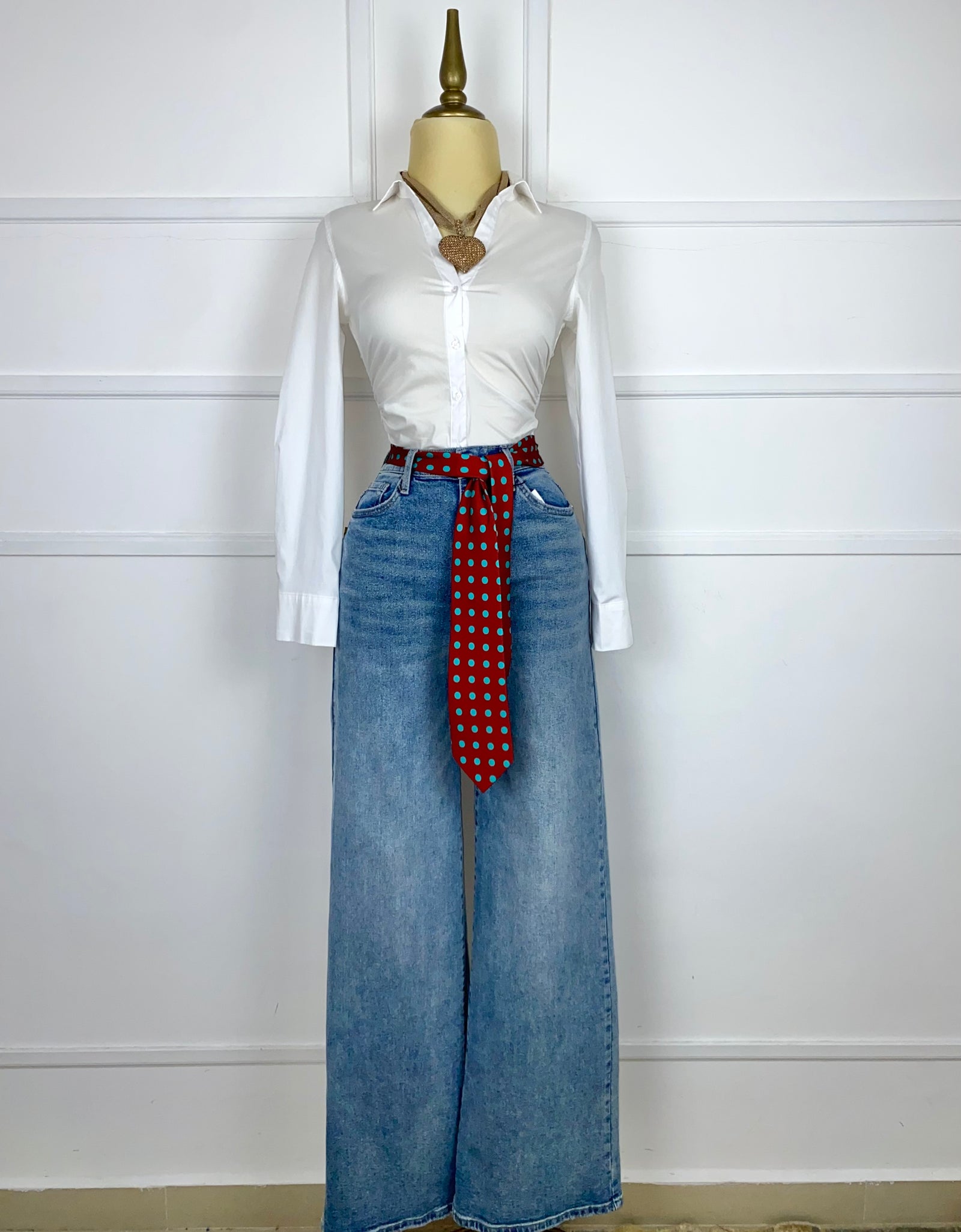 Camisa blanca cuello V con drapeado