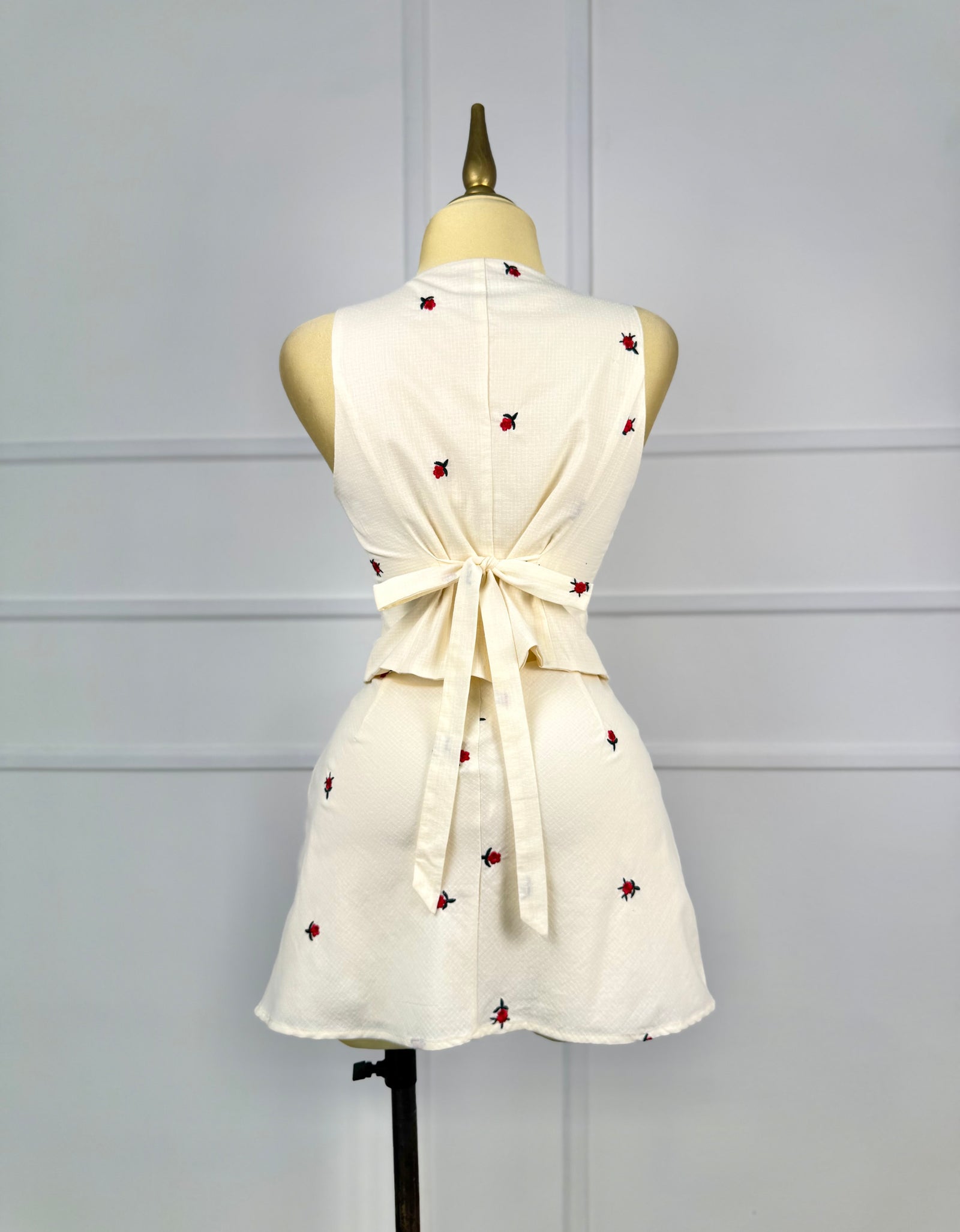 Set beige con flores rojas