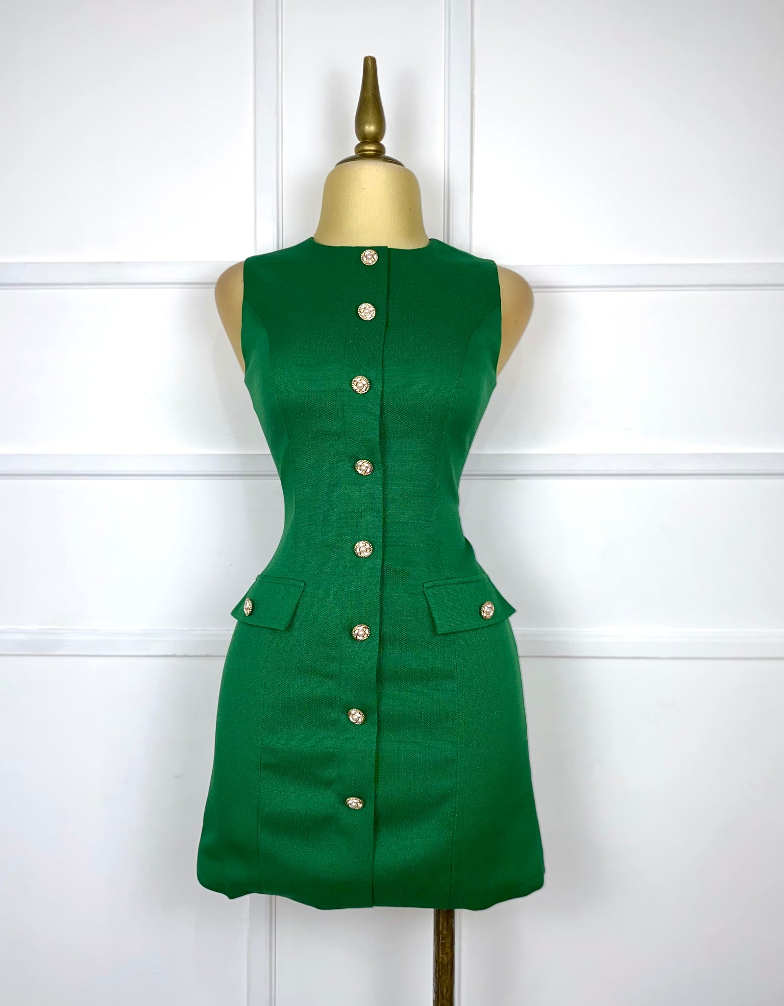 Vestido verde con botones de perlas