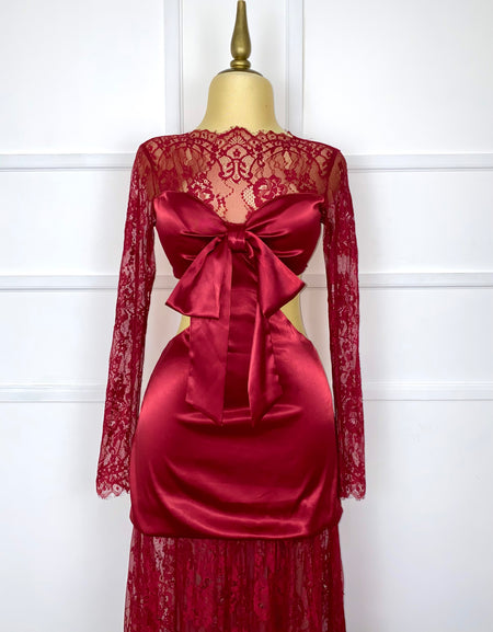Vestido tinto satín con encaje