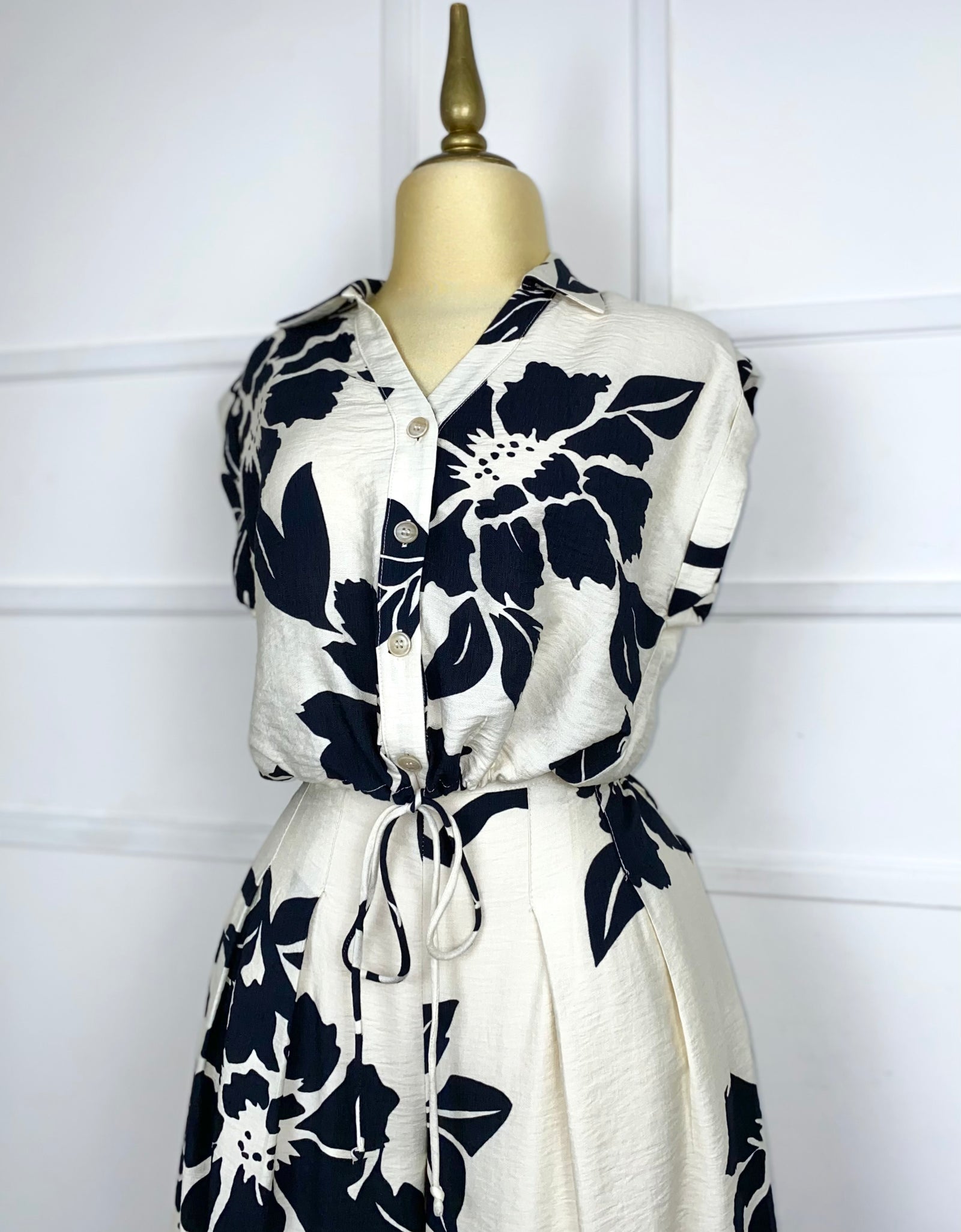 Set beige con flores negras