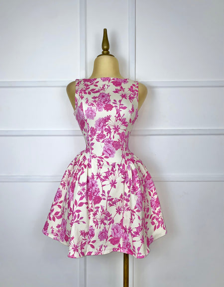 Vestido blanco flores rosas y moño