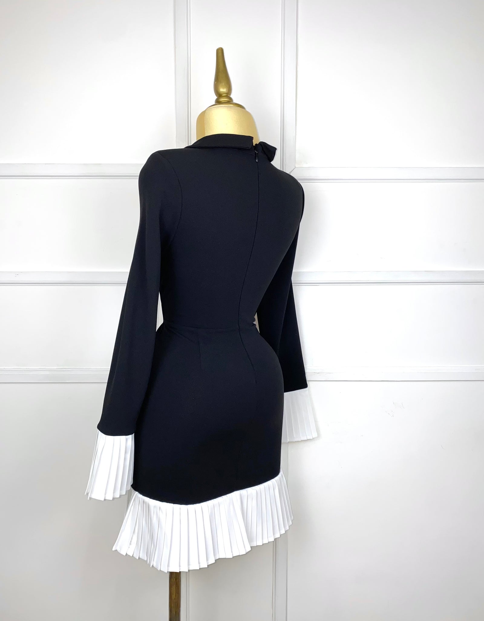 Vestido negro corto con mangas plisadas