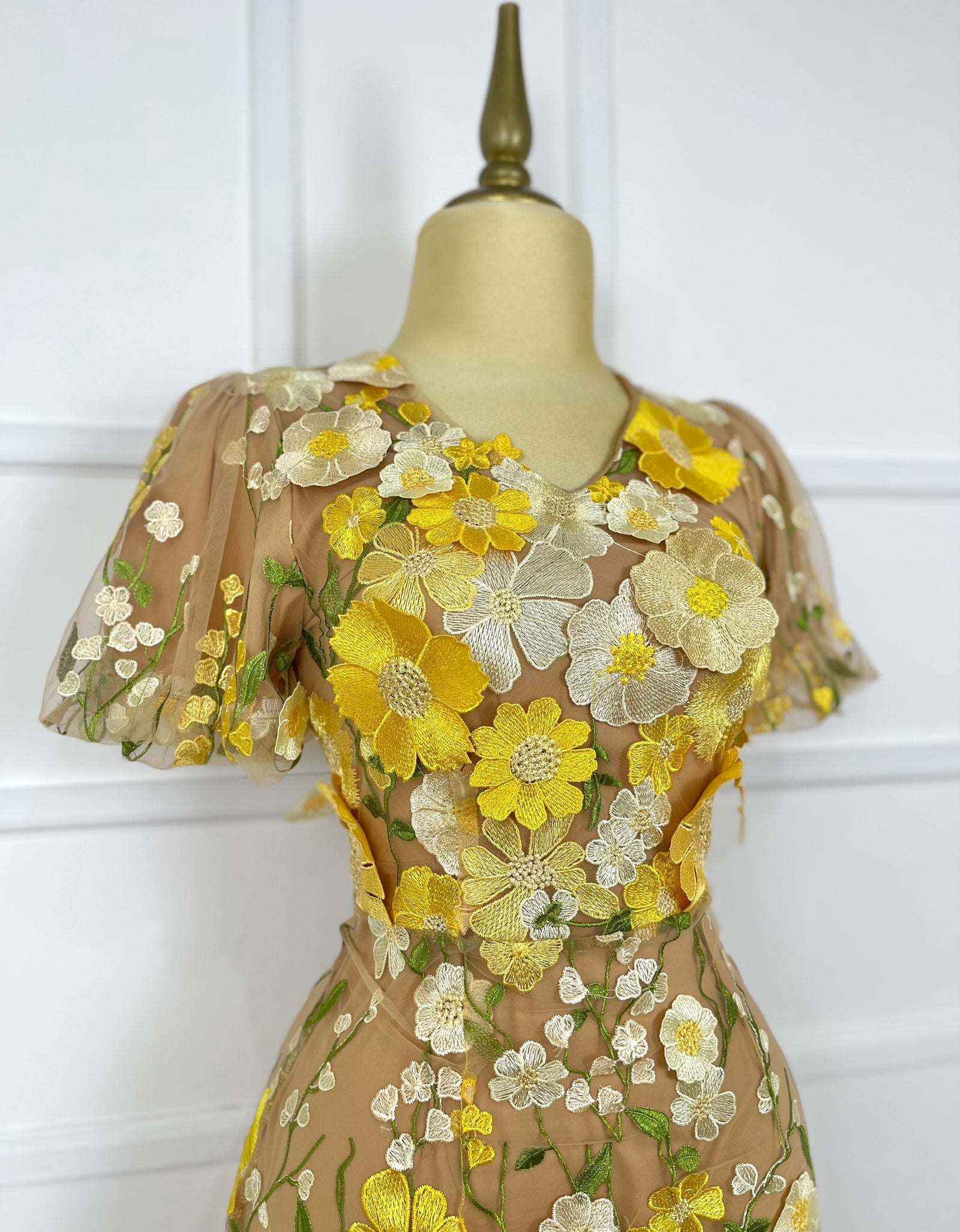 Vestido flores amarillas con fondo nude