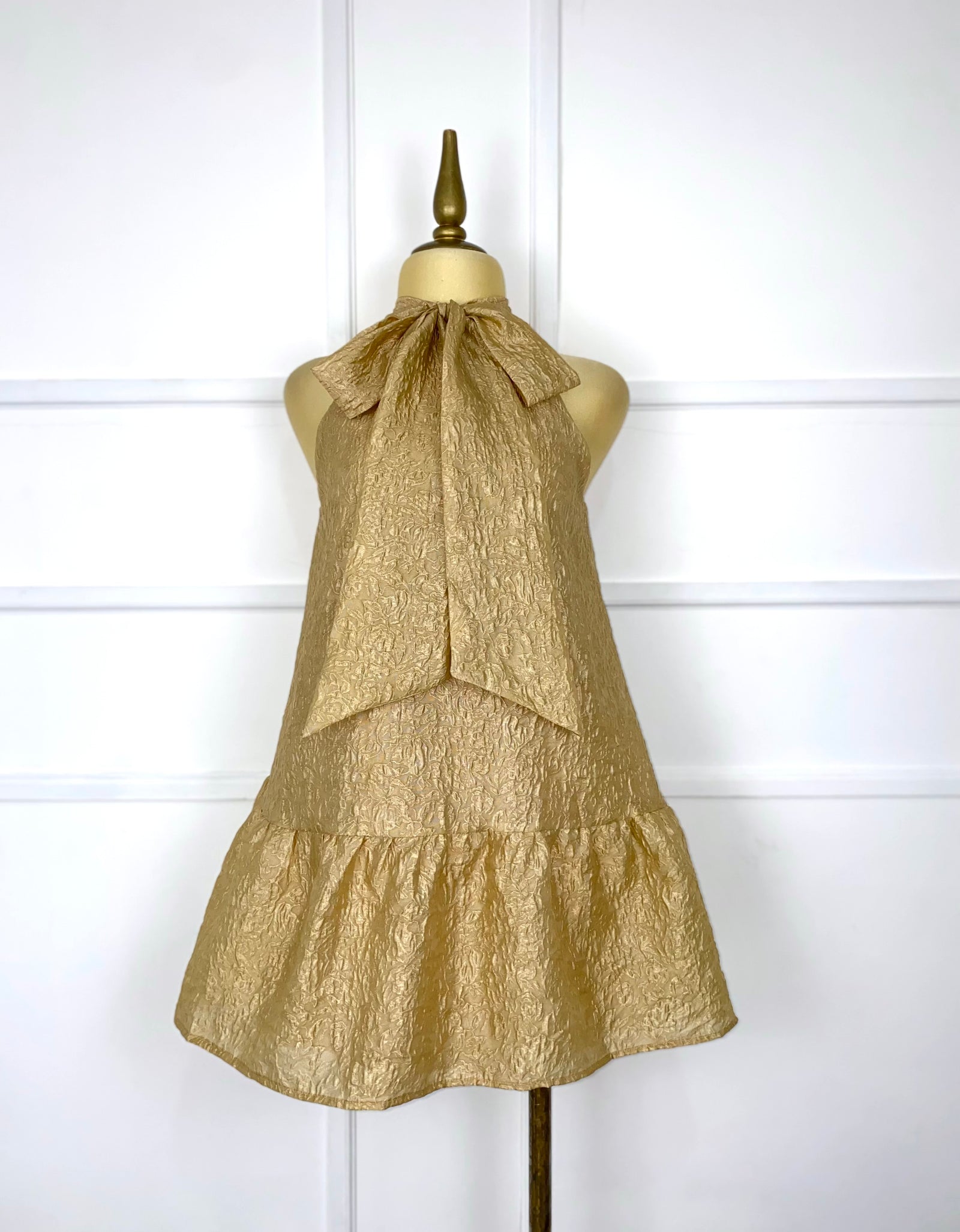 Vestido dorado con listón