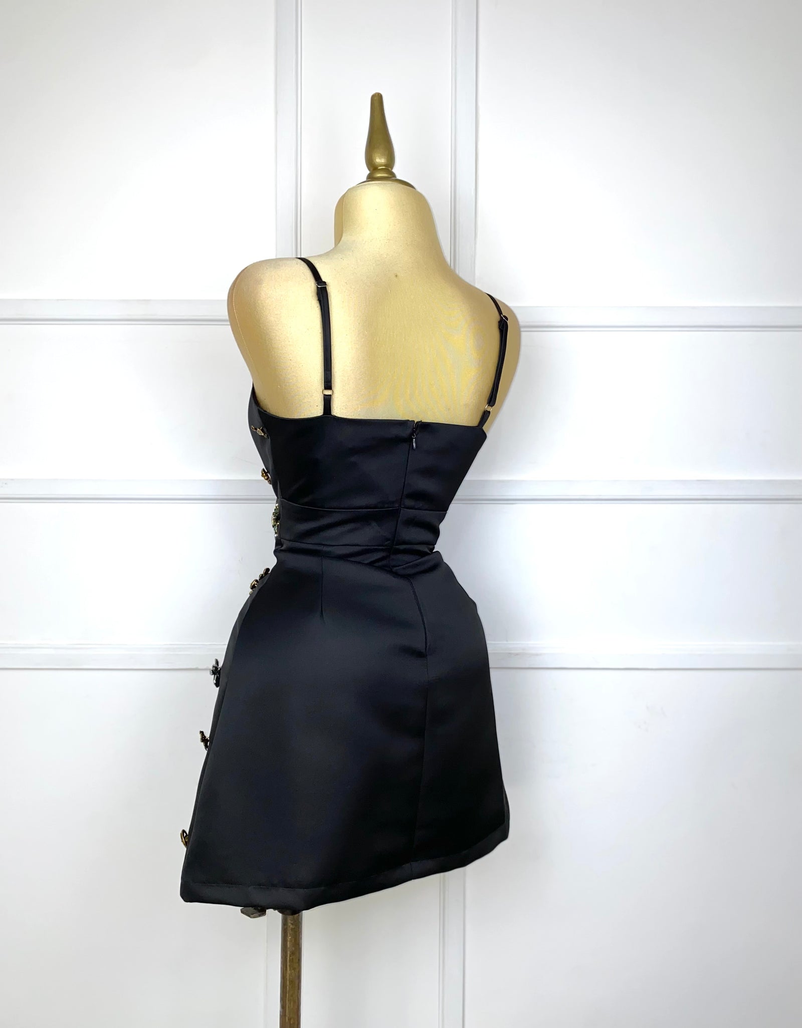 Vestido negro corto con botones de pedrería