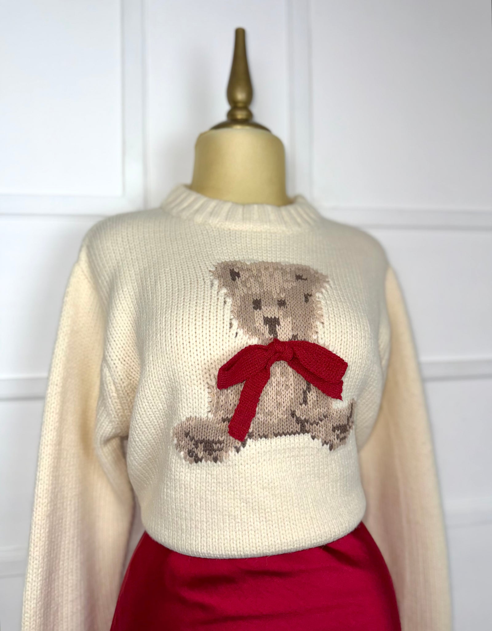 Suéter beige tejido con oso