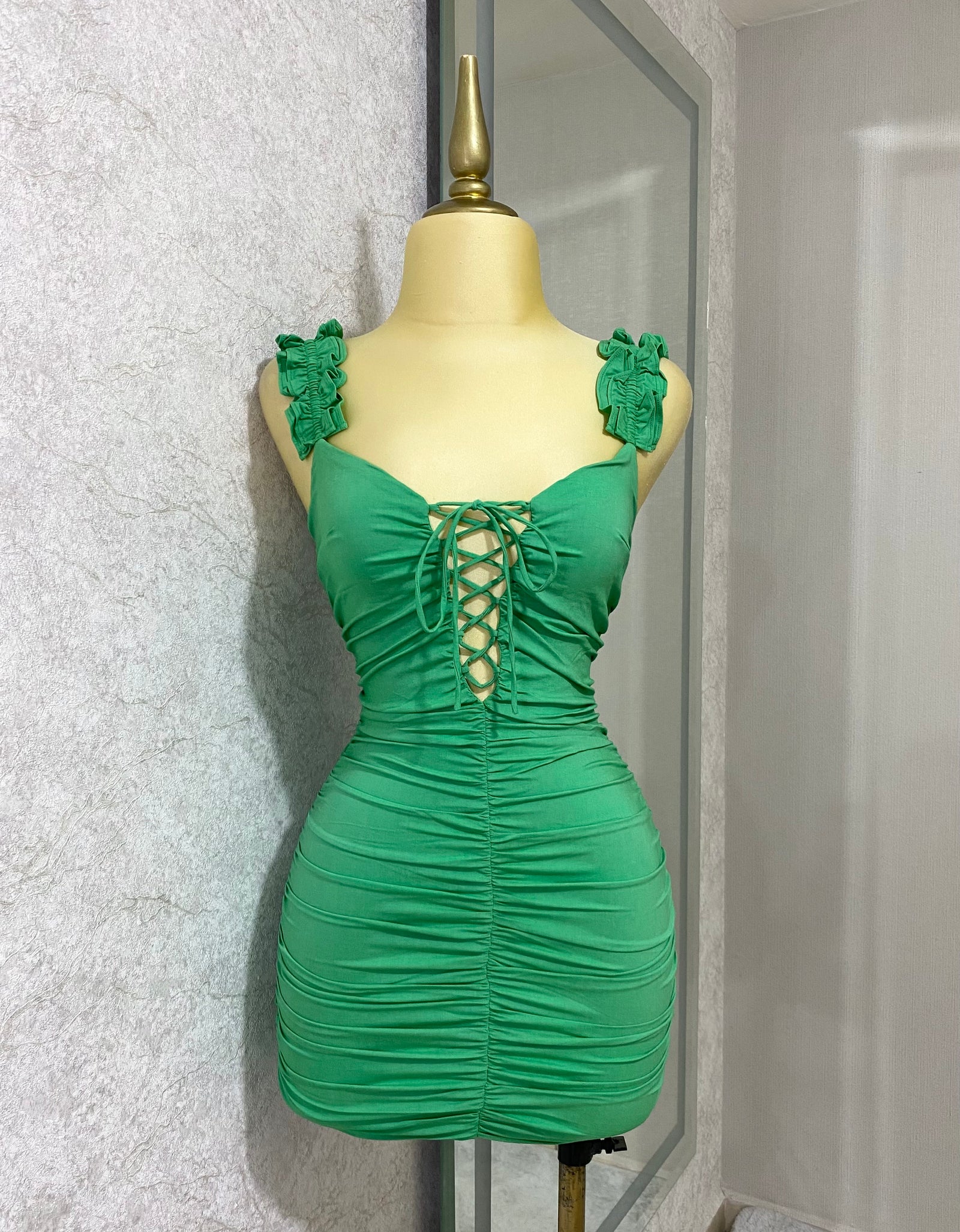Vestido verde corto drapeado
