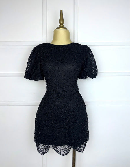 Vestido corto negro con perlas