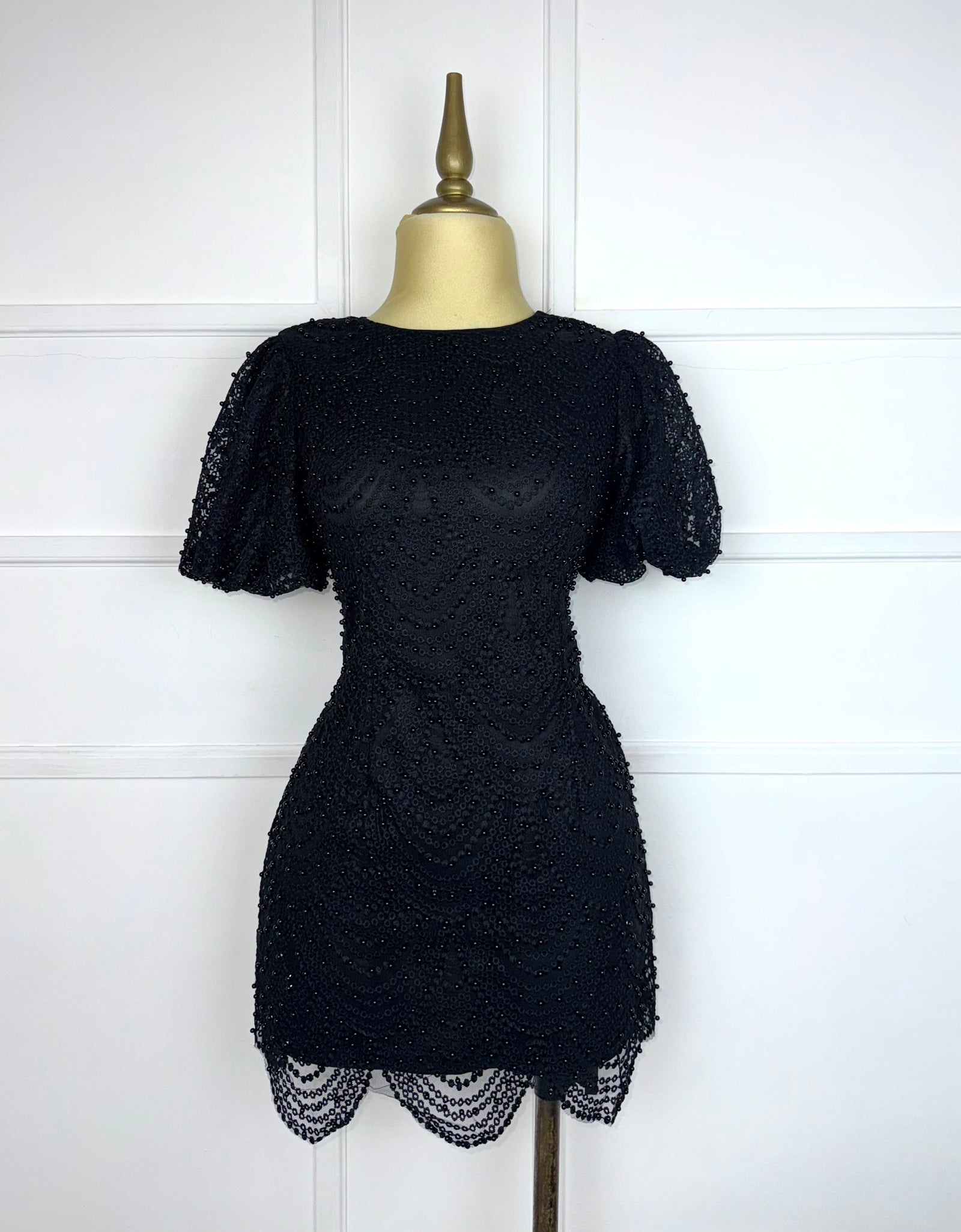 Vestido corto negro con perlas