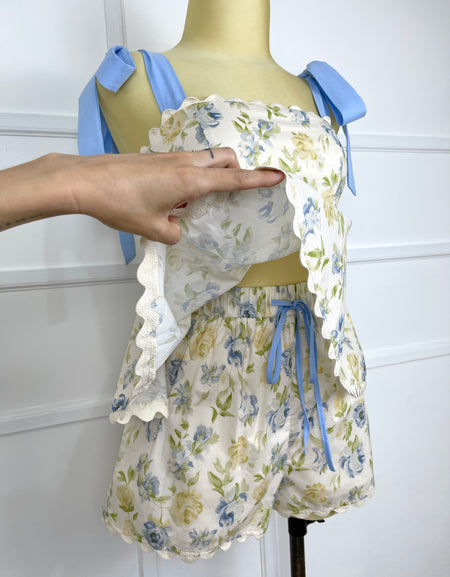 Set beige con flores azules