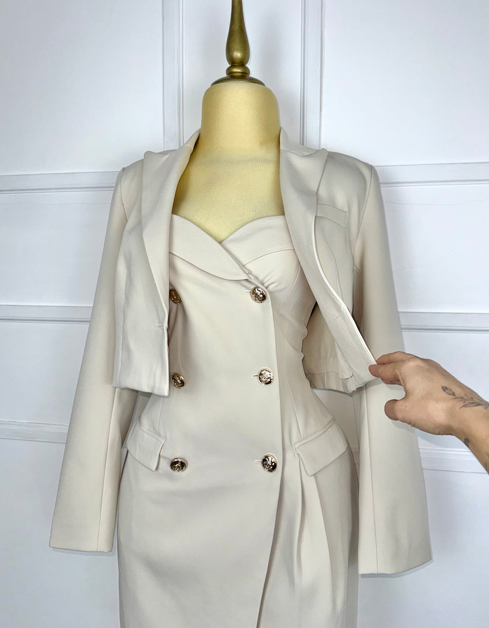 Traje nude tipo sastre (blazer y vestido)