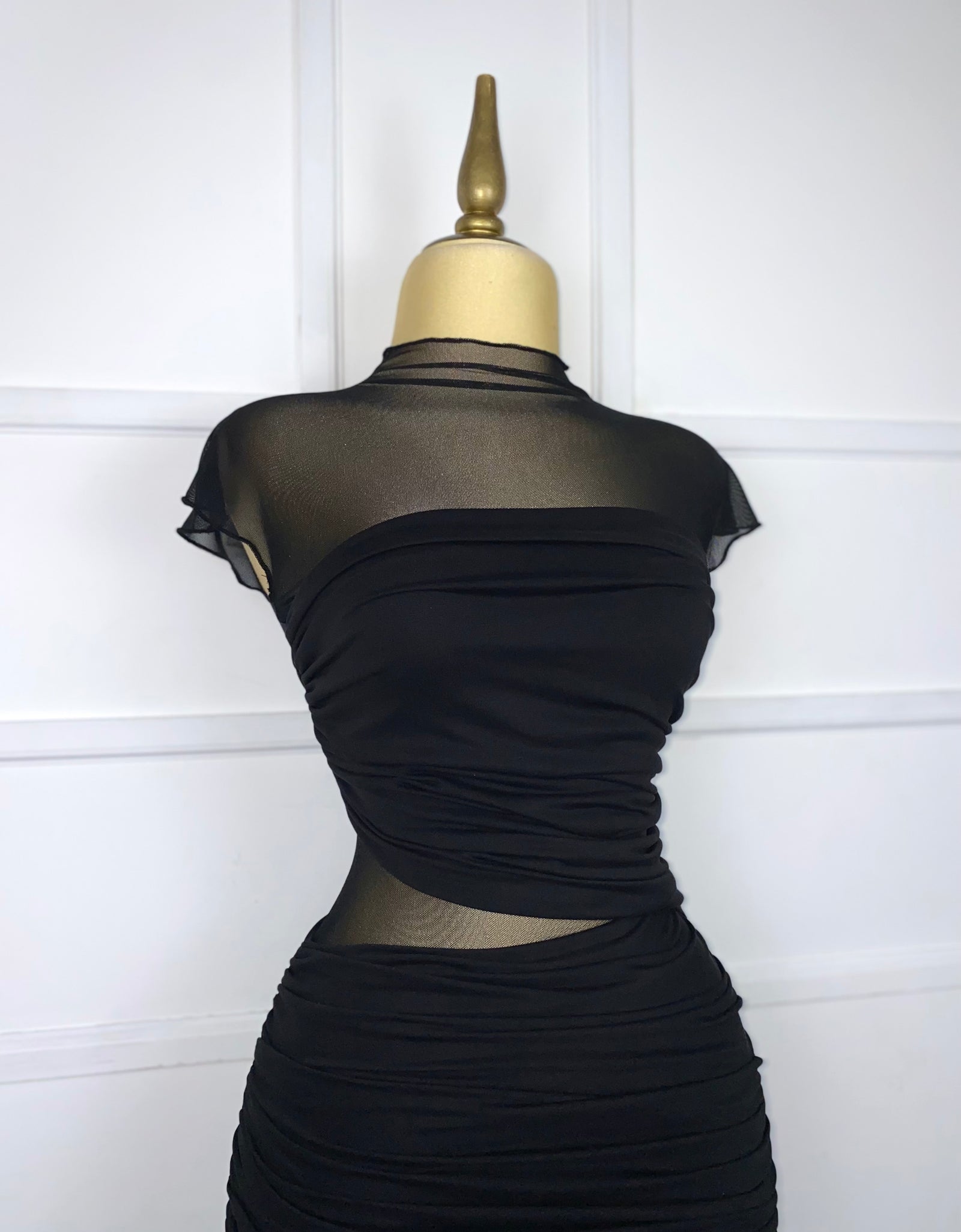 Vestido negro mesh asimétrico con transparencia