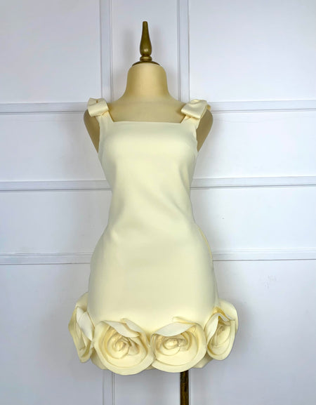 Vestido amarillo con flores 3D