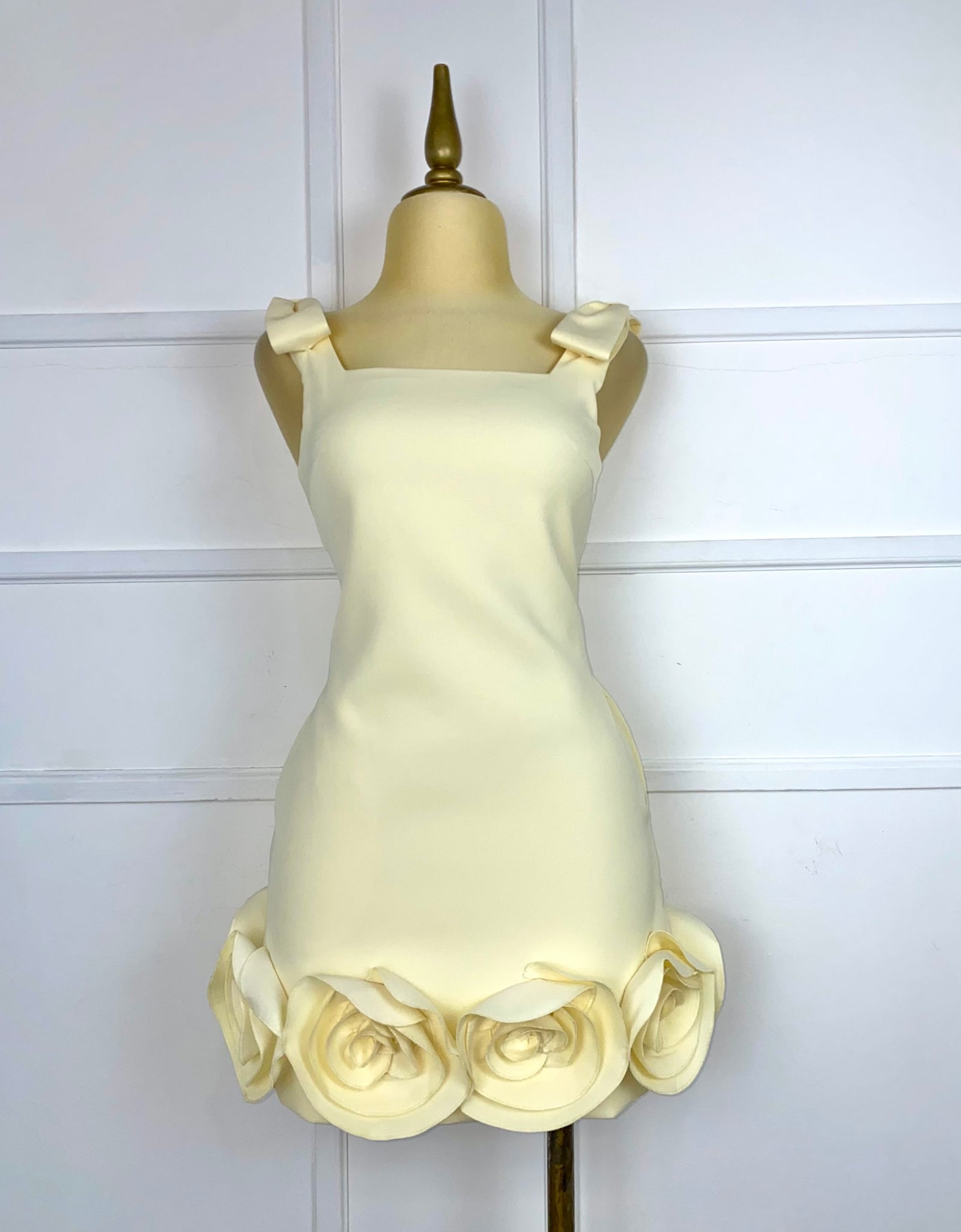 Vestido amarillo con flores 3D