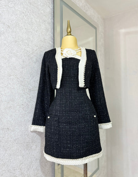 Vestido con saco tweed y perlas
