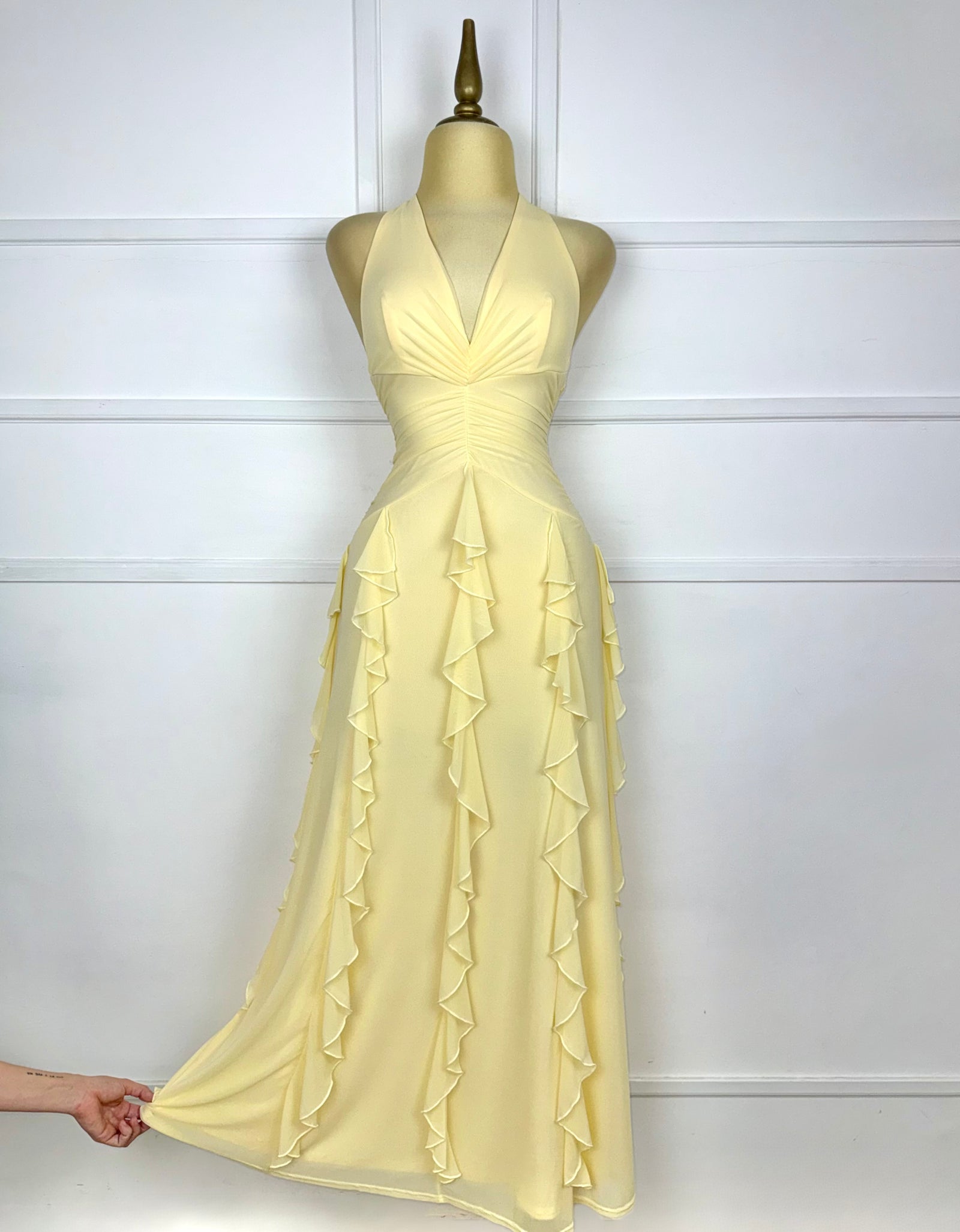 Vestido largo amarillo con olanes
