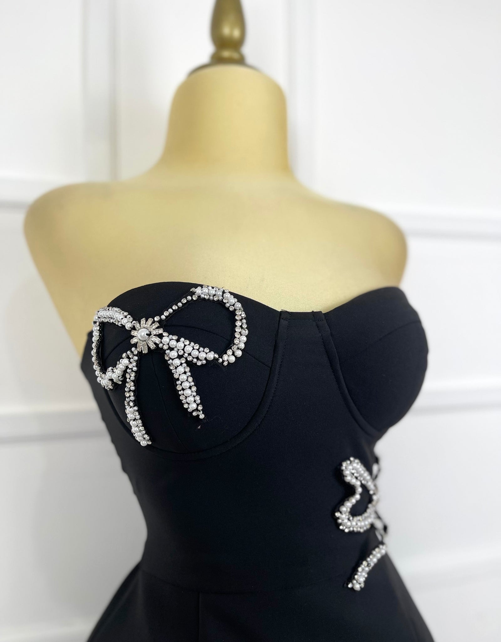 Vestido negro con moños