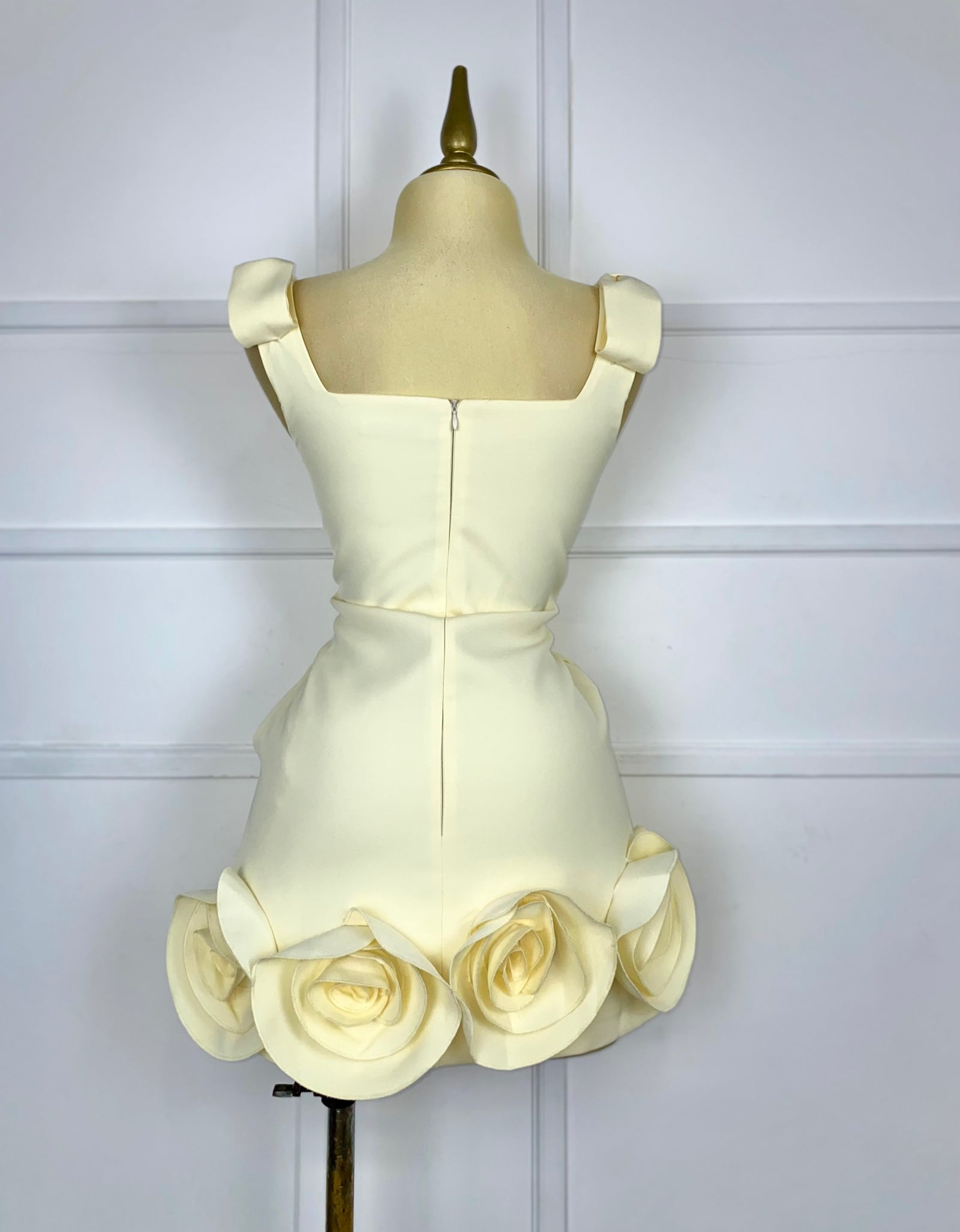 Vestido amarillo con flores 3D