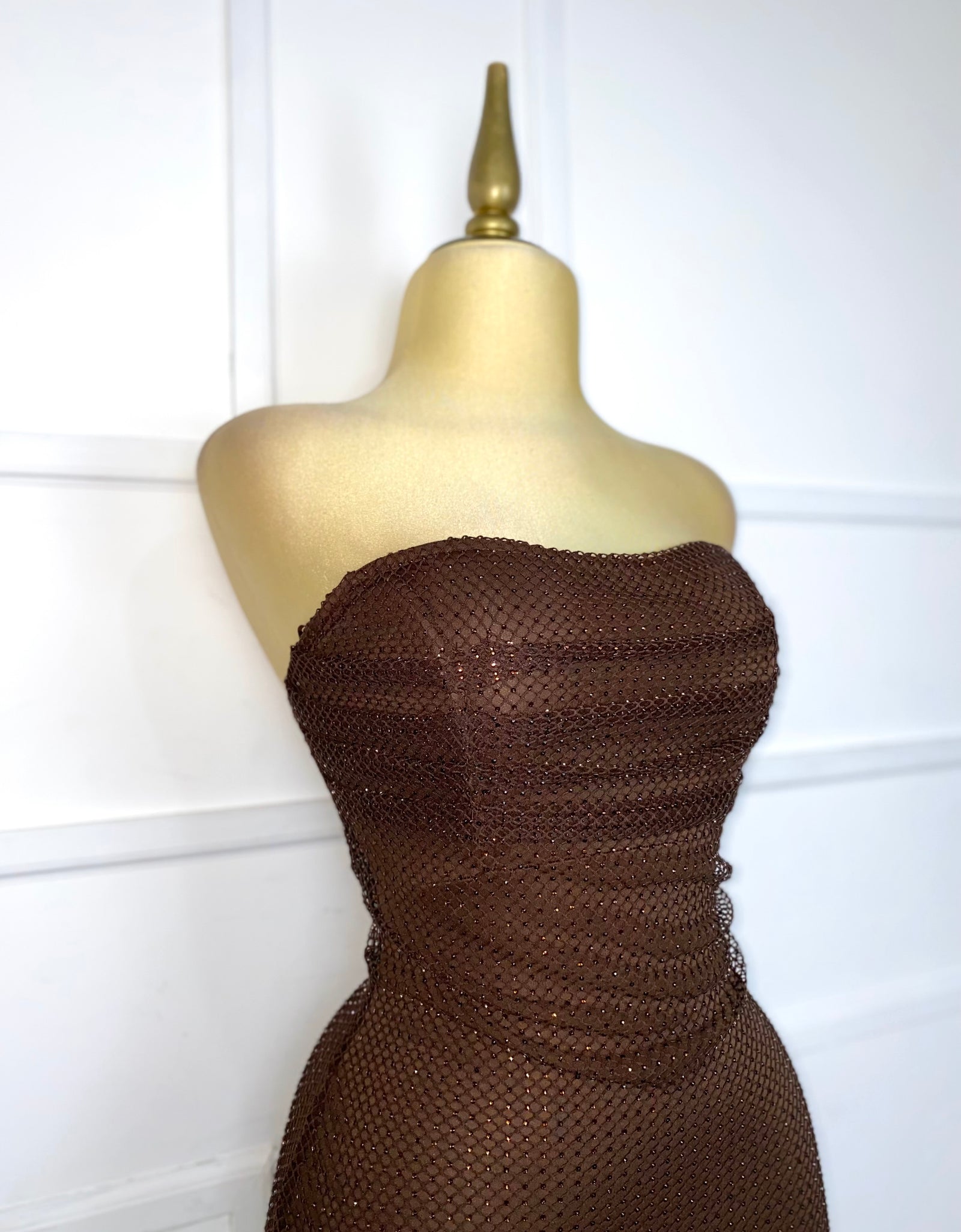 Vestido café strapless con pedrería